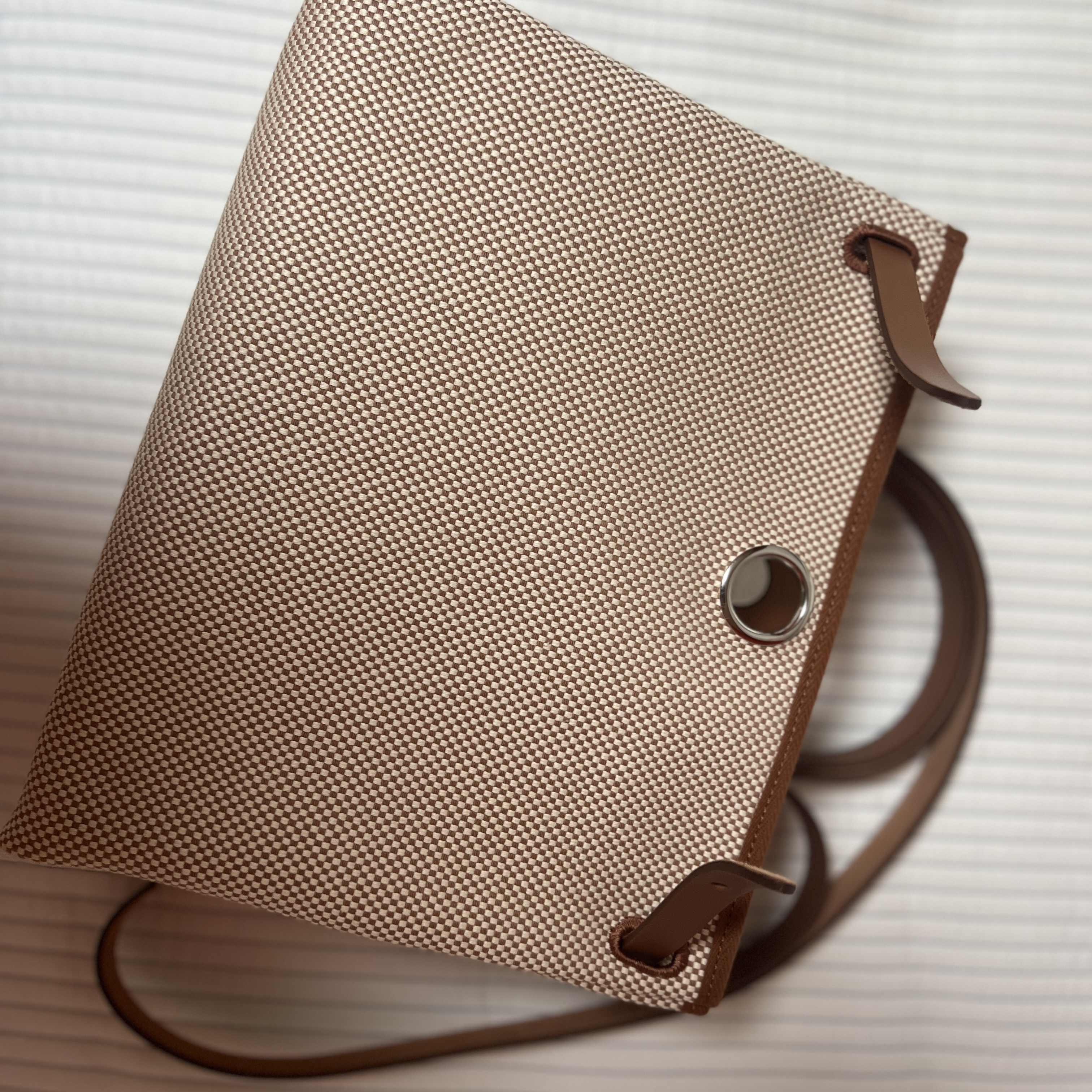 Hermes Herbag Zip 31 Bag Retourne Viking Canvas & Palladium Ecru Beige Fauve 착용 스타일 - 2