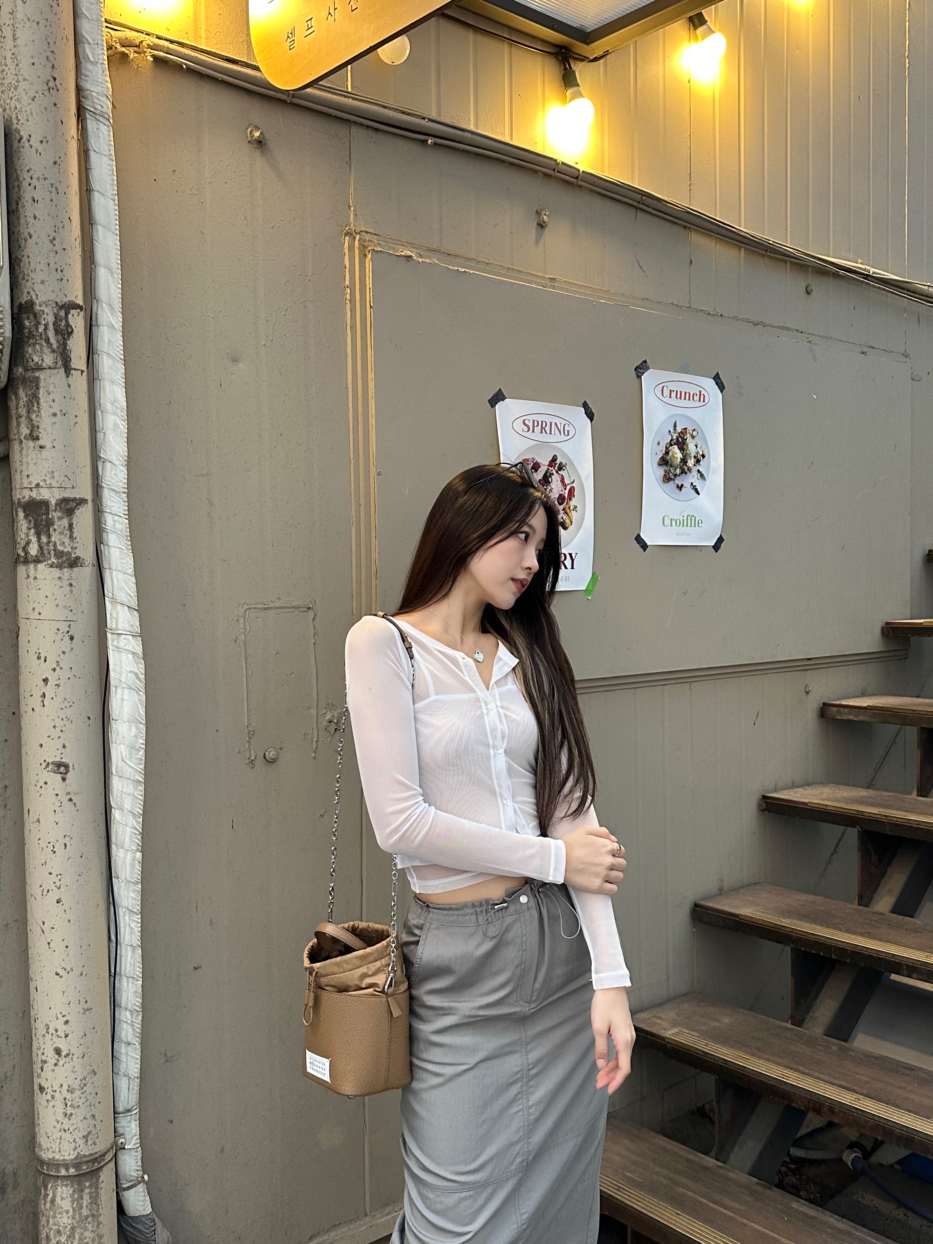 Maison Margiela 5AC Small Bucket Bag Camel, Salomon RX Slide 3.0 Black Plum Kitten 착용 스타일 - 2