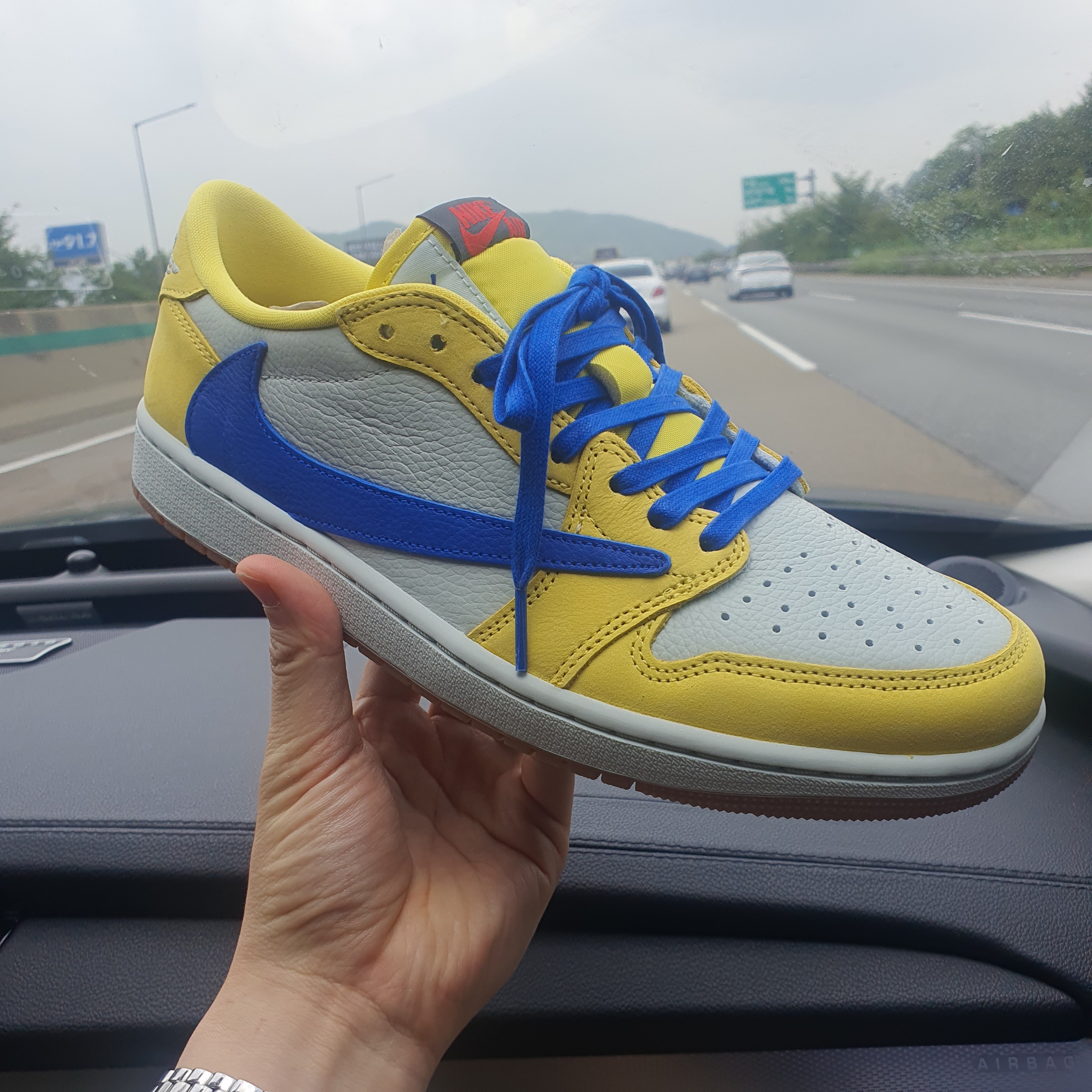 (W) Jordan 1 x Travis Scott Retro Low OG SP Canary 착용 스타일
