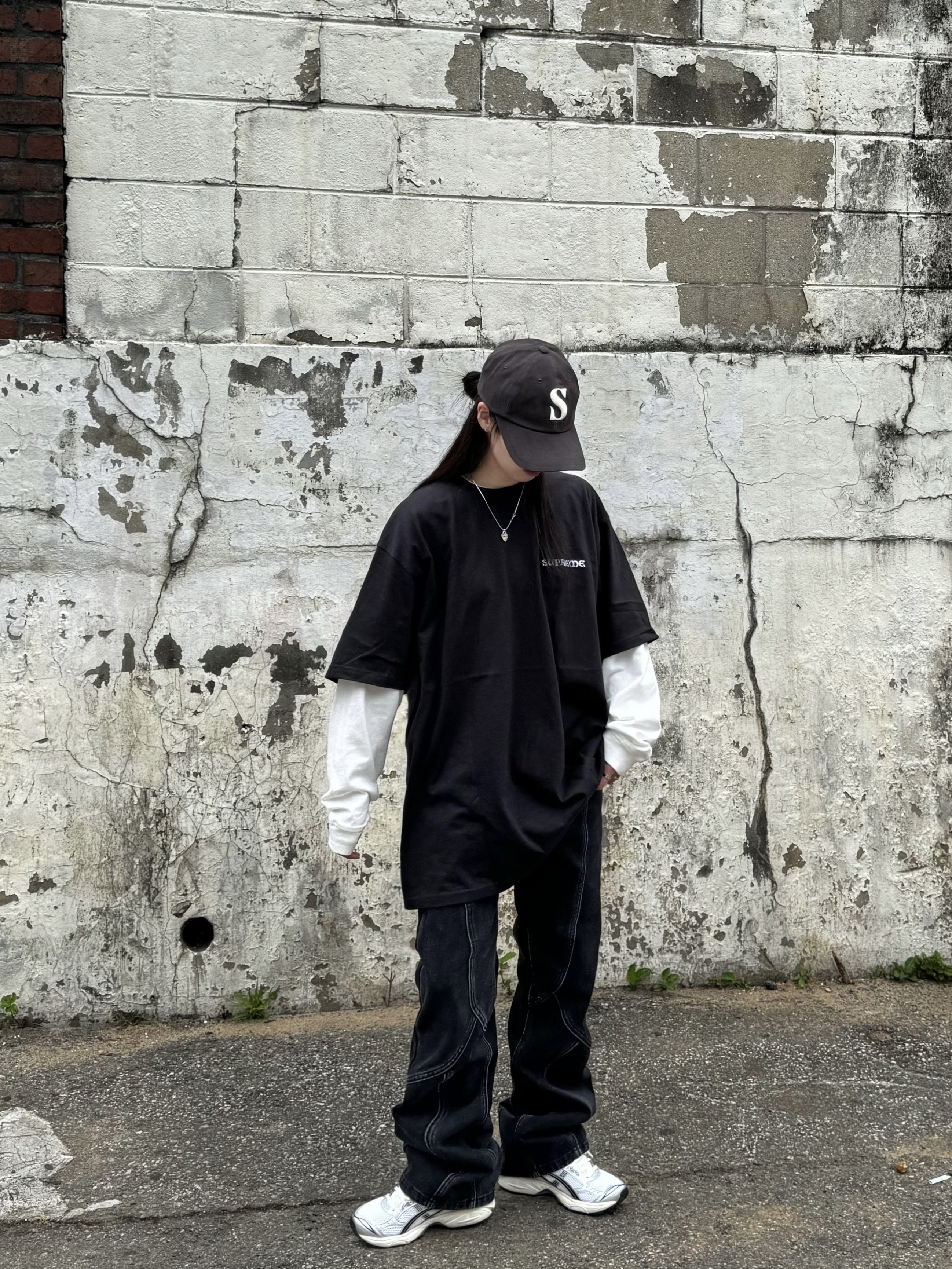 Supreme Worship T-Shirt Black - 23FW, Asics x JJJJound Gel-Kayano 14 Silver Black 착용 스타일 - 1