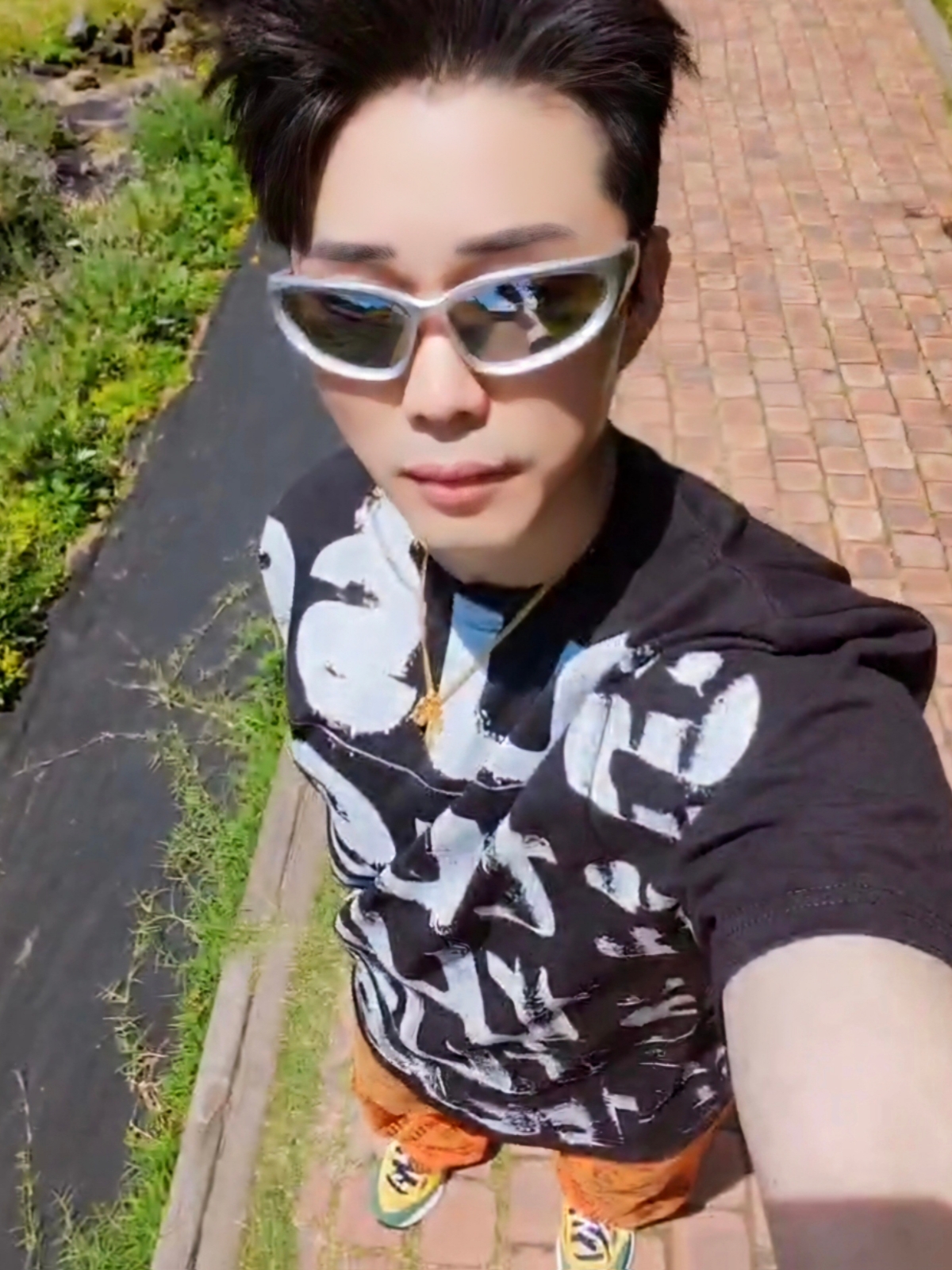 Stussy Sara T-Shirt Black, Balenciaga Swift Oval Sunglasses Silver 착용 스타일 - 1