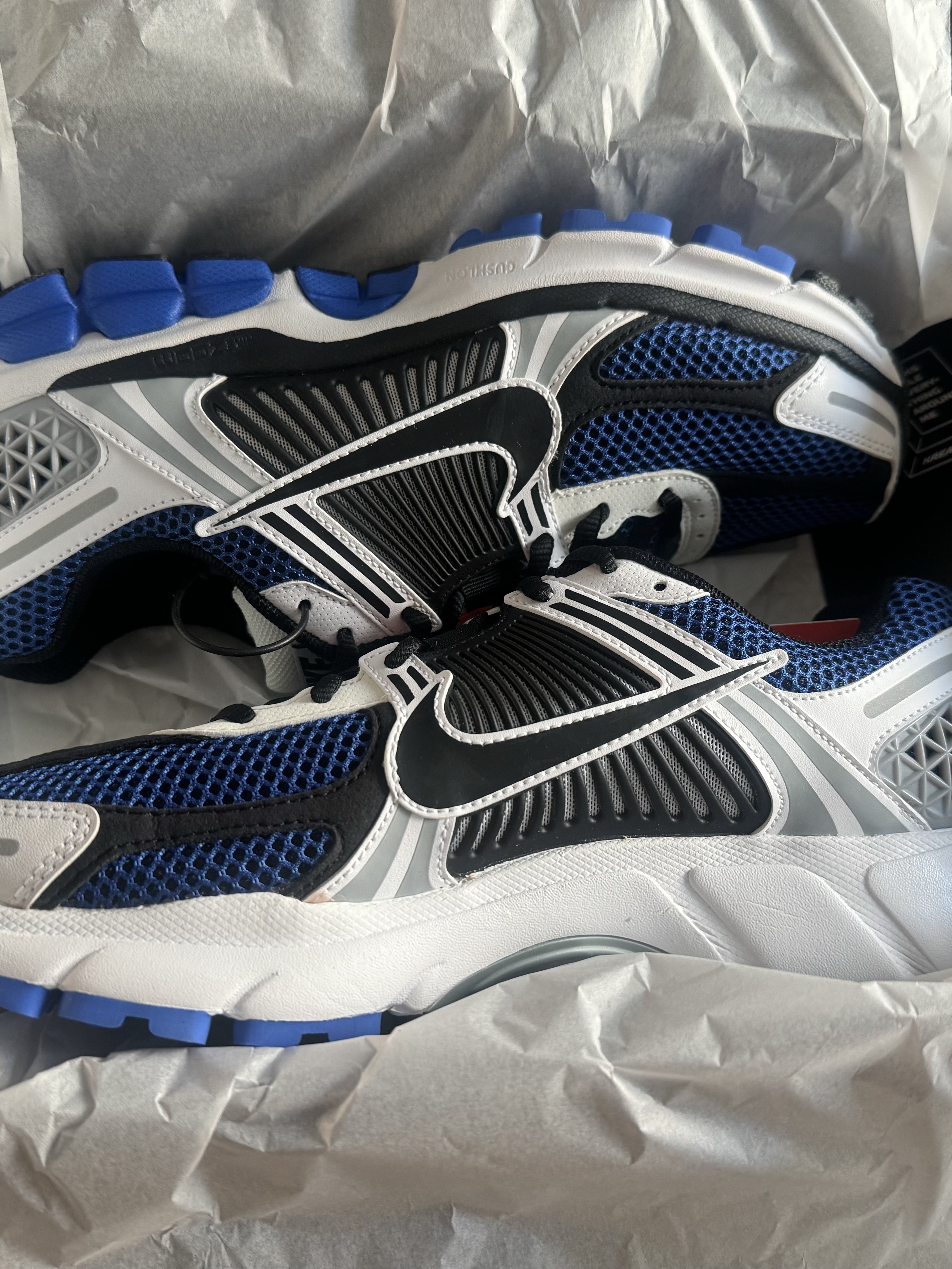 Nike Zoom Vomero 5 White Racer Blue Black 착용 스타일 - 1