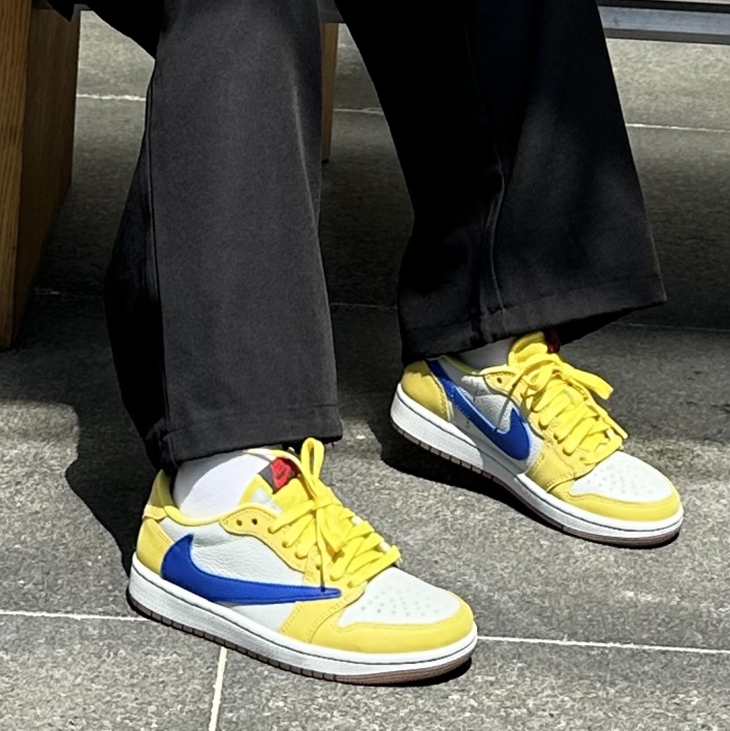 (W) Jordan 1 x Travis Scott Retro Low OG SP Canary 착용 스타일 - 2