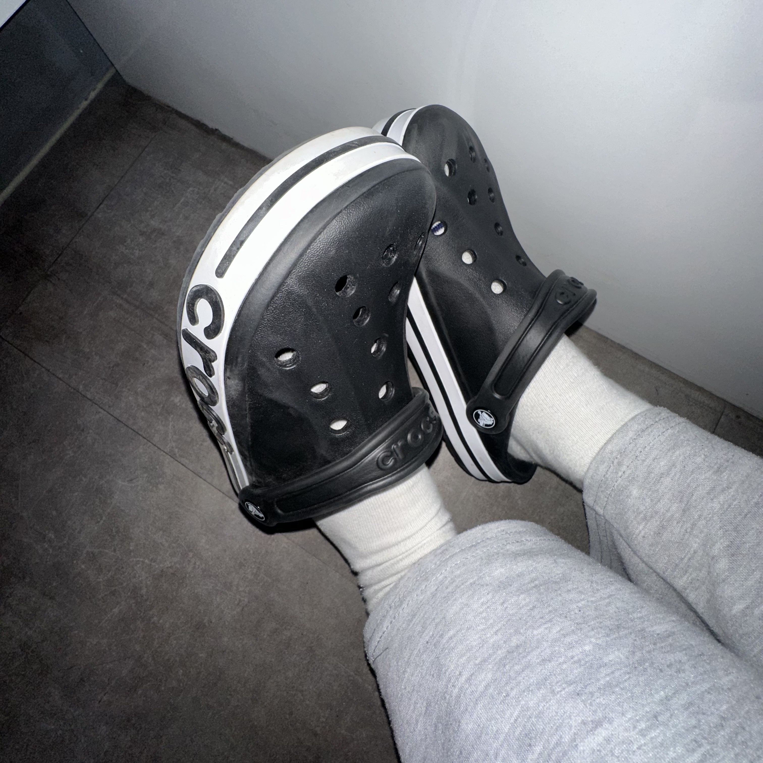 Crocs Bayaband Clog Black White 착용 스타일