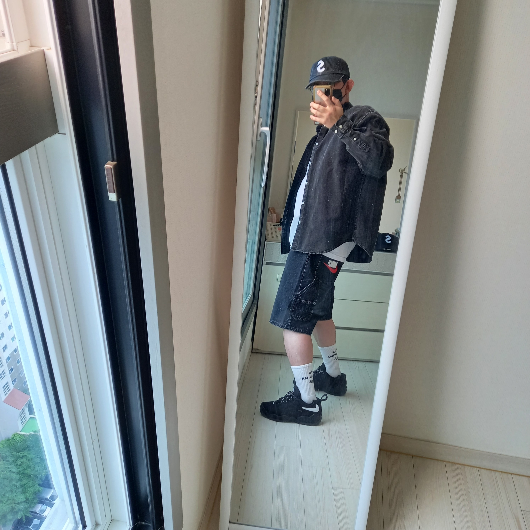 Supreme Pigment Canvas S Logo 6-Panel Black - 23SS, Supreme Small Box Shirt Washed Black - 24SS 착용 스타일 - 1