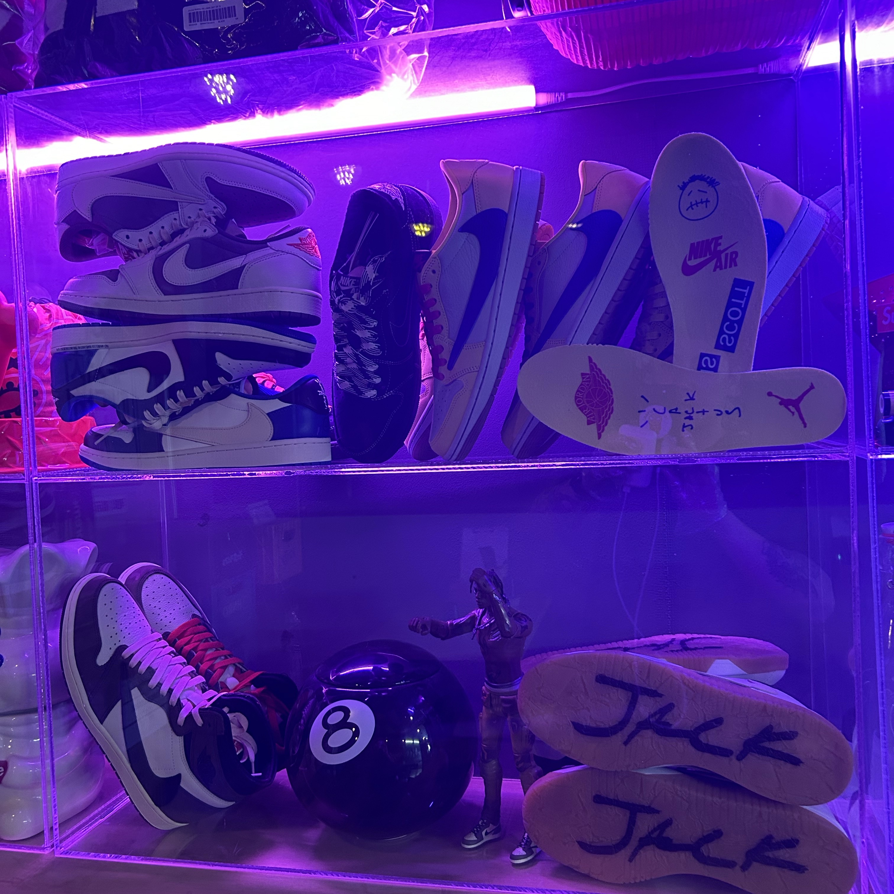 (W) Jordan 1 x Travis Scott Retro Low OG SP Canary, Jordan x Travis Scott Jumpman Jack TR Sail and Dark Mocha 착용 스타일 - 1