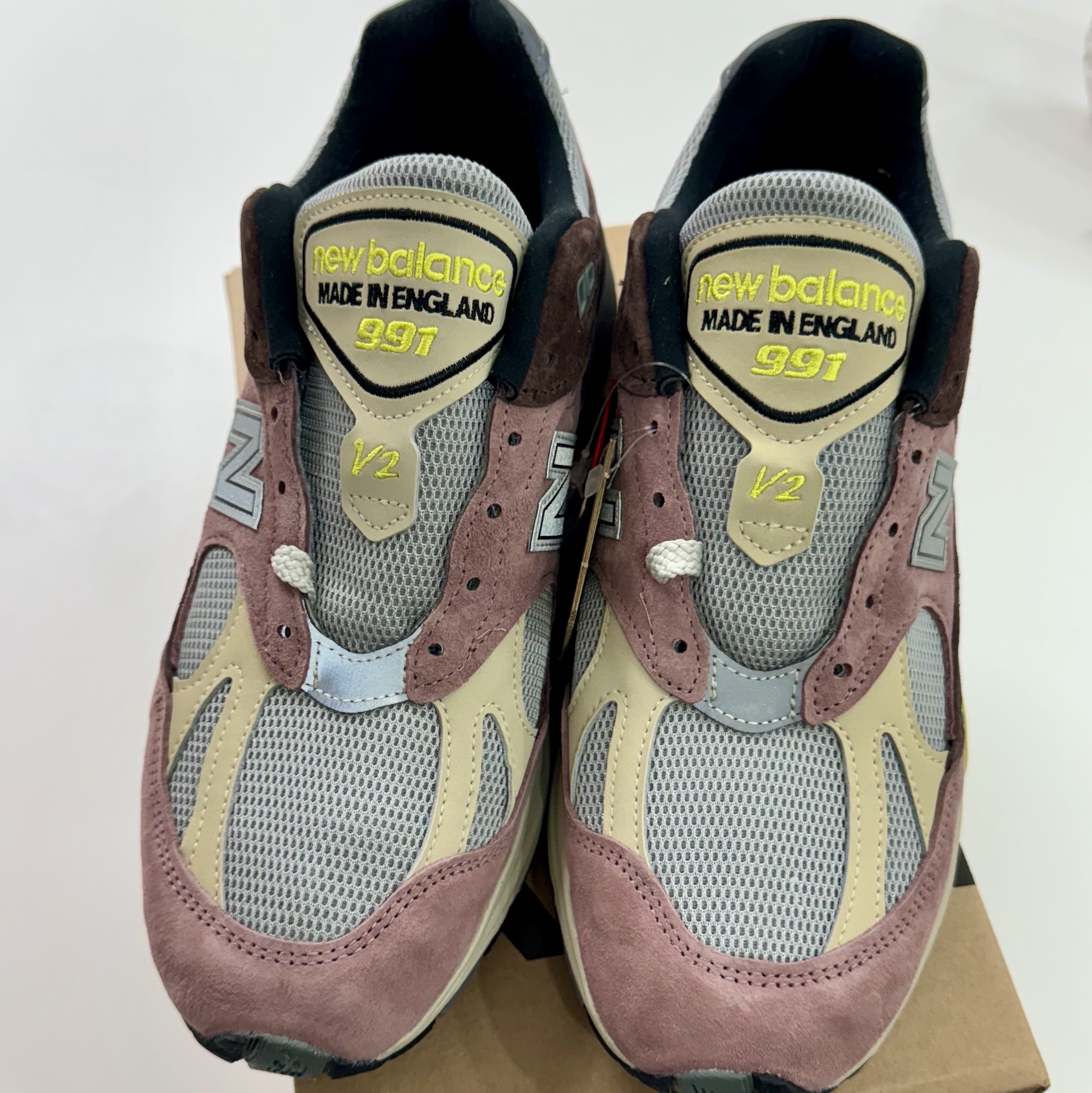 New Balance 991v2 Made in UK Rosewood 착용 스타일 - 2
