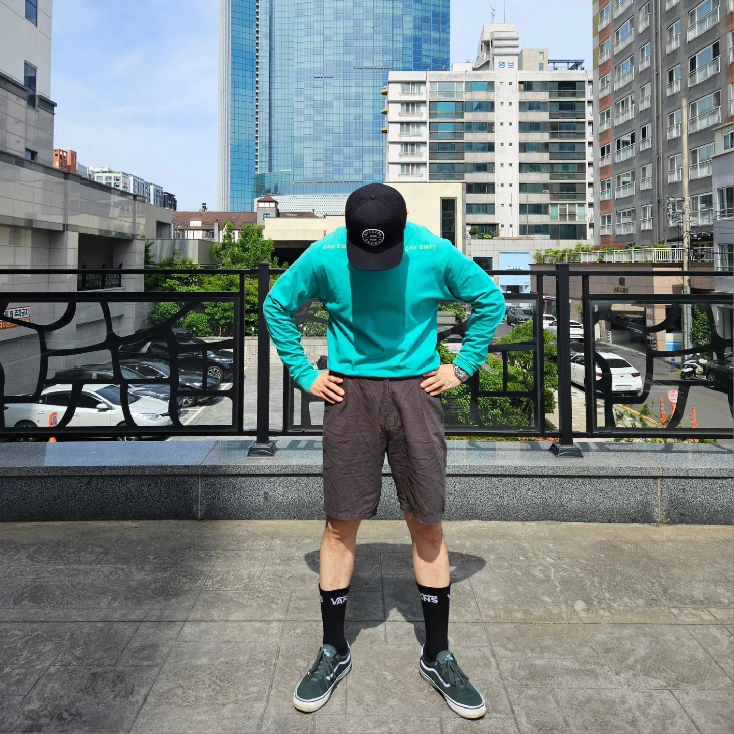 오메가 씨마스터 플래닛 오션 600M 코 액시얼 마스터 크로노미터 스틸 블랙 착용 스타일 - 7