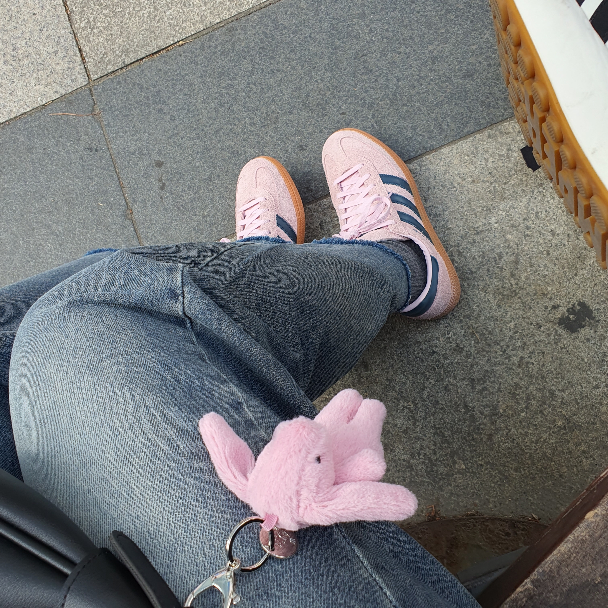 (W) Adidas Spezial Handball Clear Pink, Jellycat Bashful Bunny Bag Charm Tulip 착용 스타일