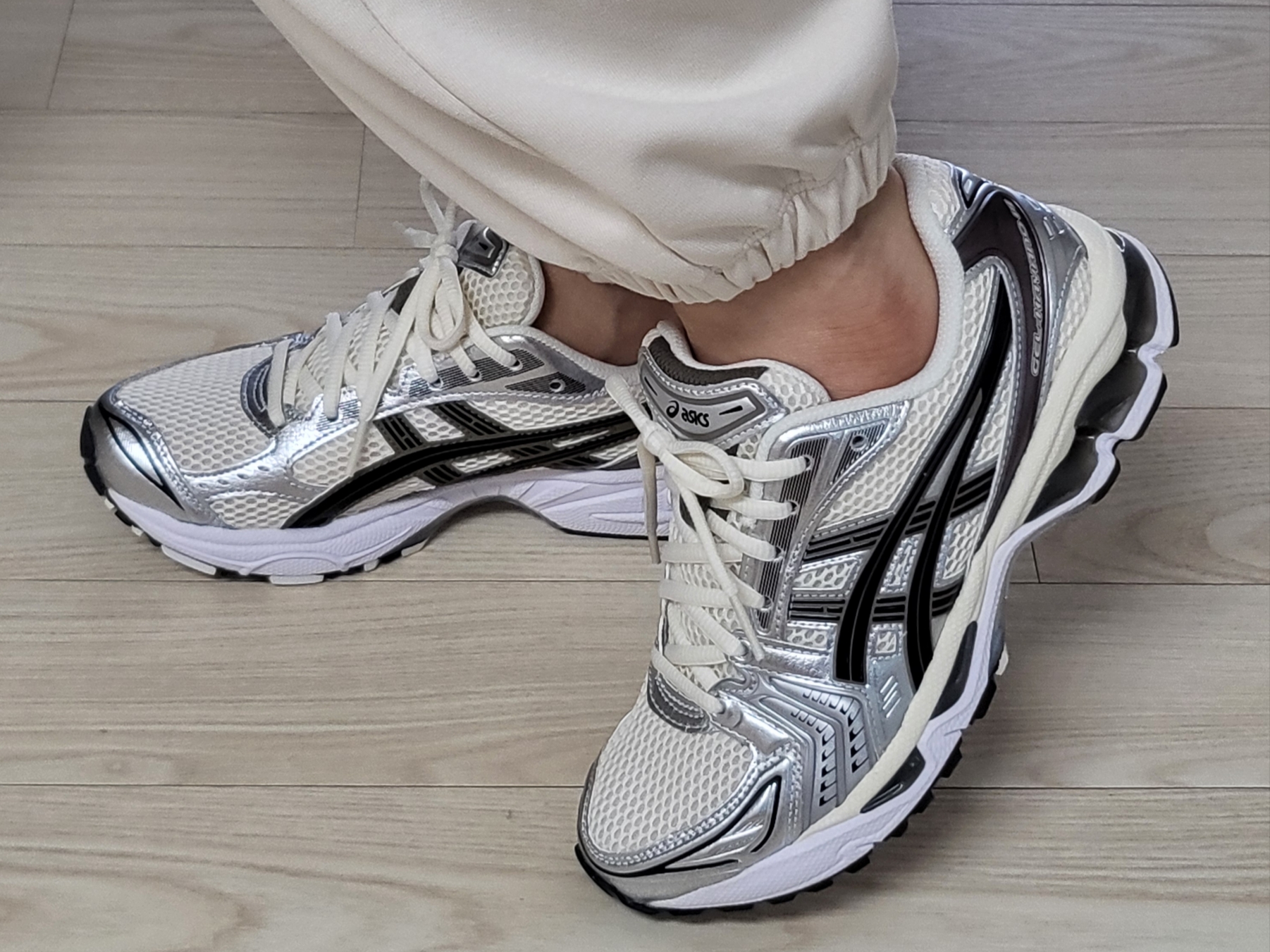 Asics Gel-Kayano 14 Cream Black 착용 스타일 - 1