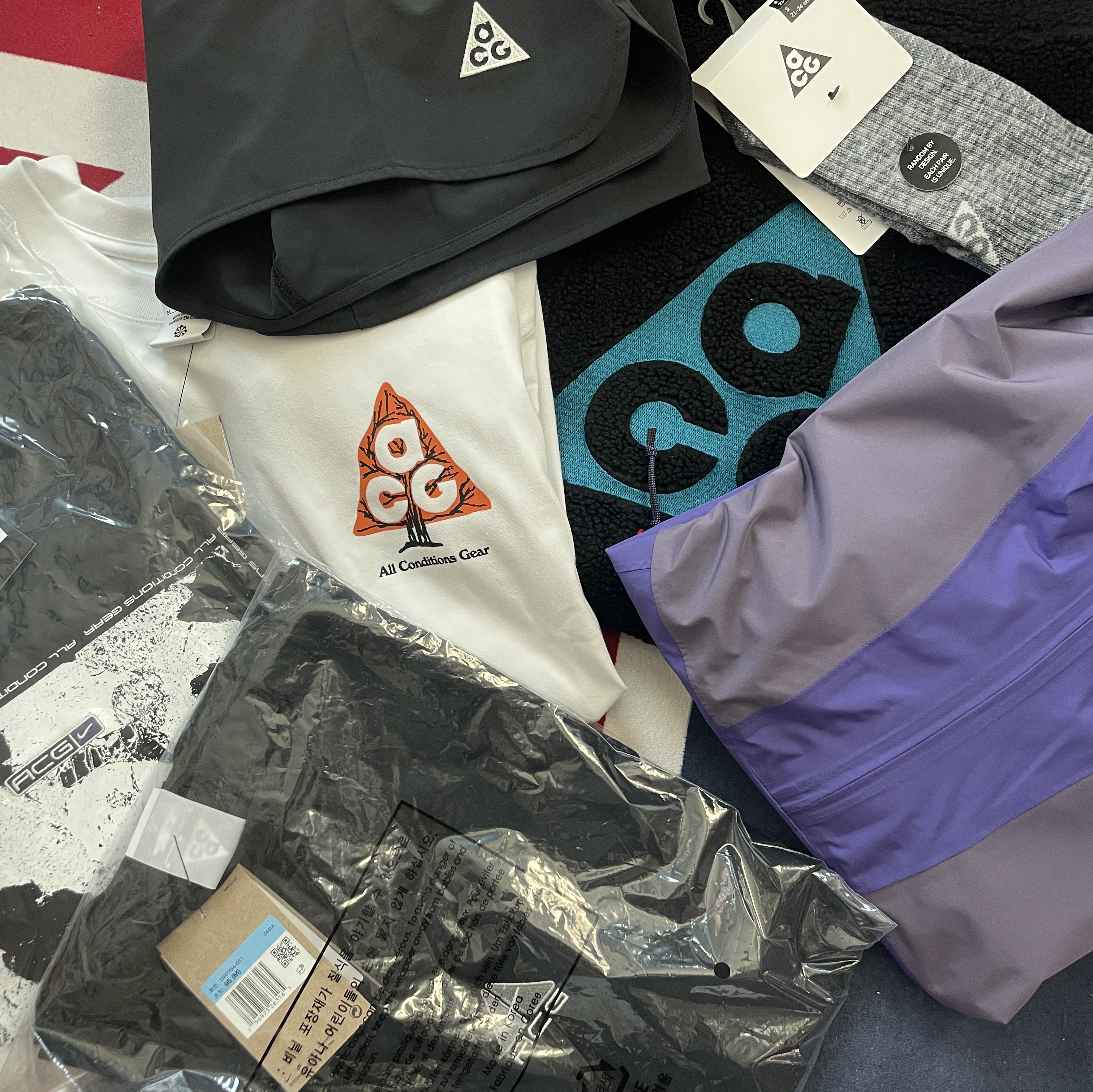Nike ACG Wildwood T-Shirt Summit White - Asia, Nike ACG Storm-Fit ADV Cascade Rain Jacket Dark Iris - Asia 착용 스타일