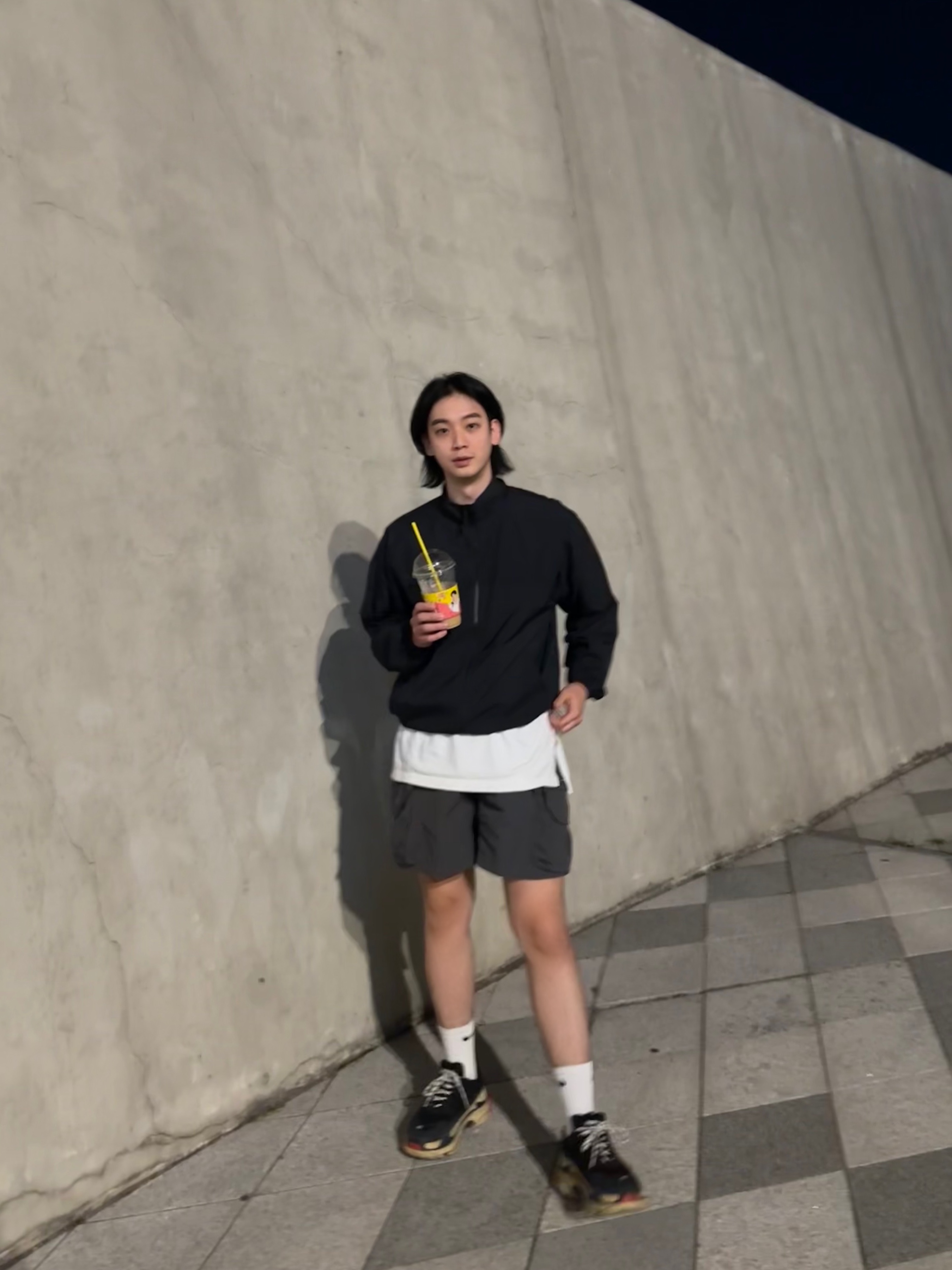 Balenciaga Triple S Sneakers Black 착용 스타일 - 1