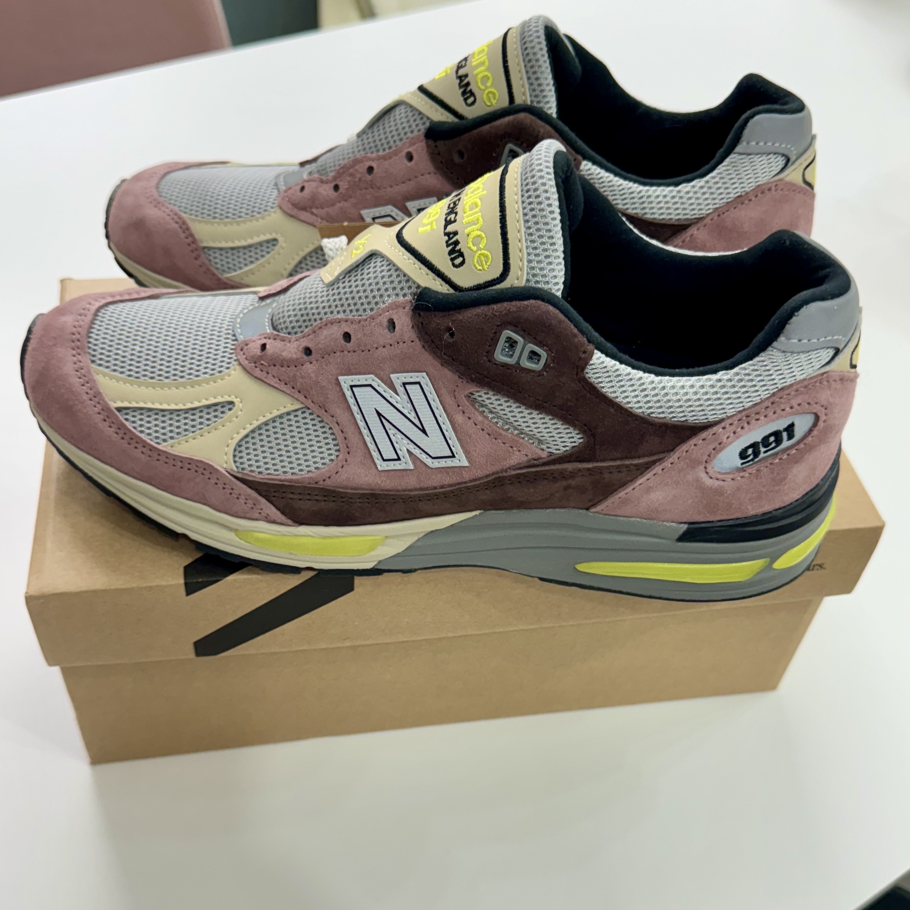 New Balance 991v2 Made in UK Rosewood 착용 스타일 - 1