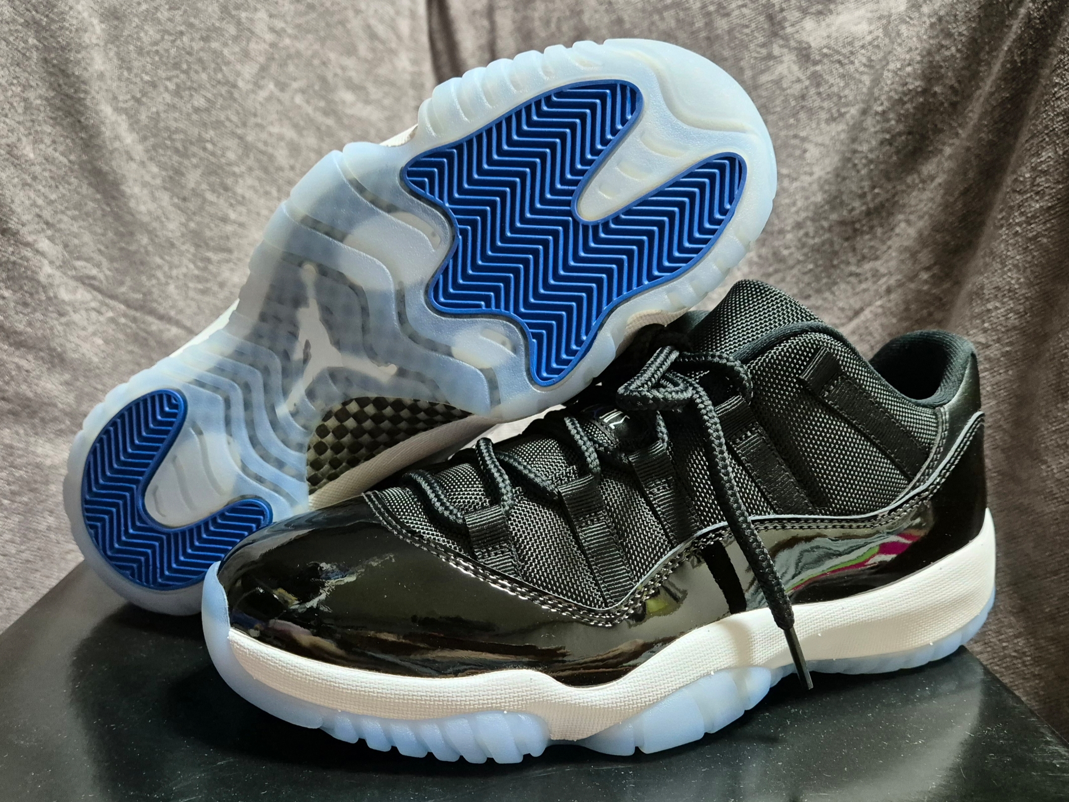 Jordan 11 Retro Low Black and Varsity Royal 착용 스타일 - 2