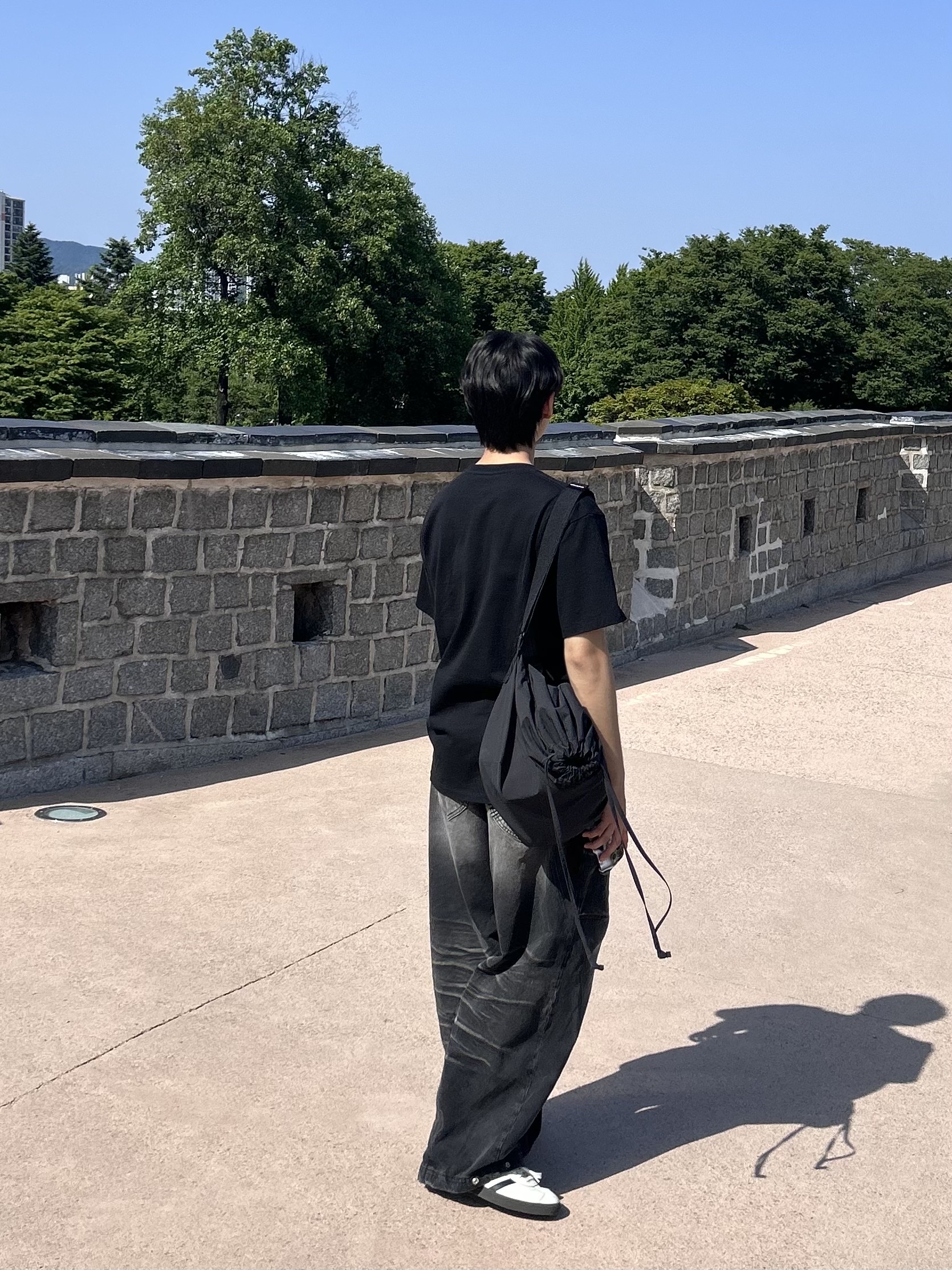BAPE College T-Shirt Black, Adidas Gazelle Germany Off White Utility Black 착용 스타일 - 3
