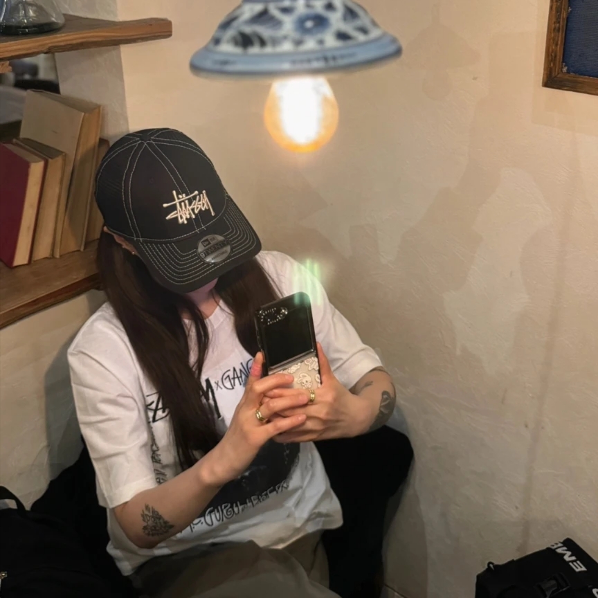 Stussy New Era 9twenty Basic Trucker Black, Stussy x Gang Starr Take It Personal T-Shirt White 착용 스타일