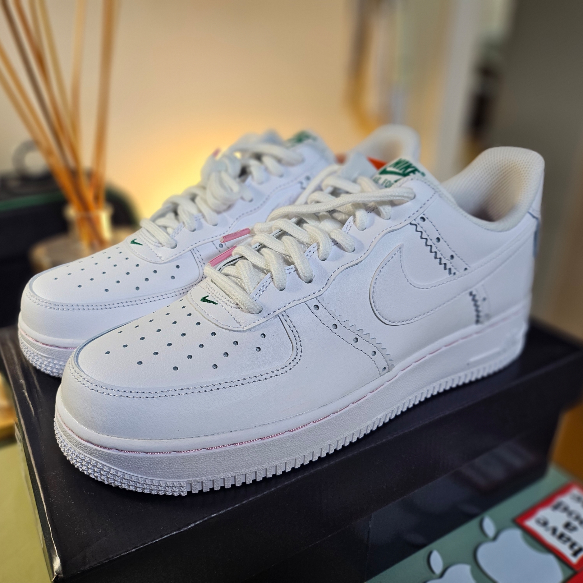 Nike Air Force 1 '07 LV8 White Medium Soft Pink 착용 스타일 - 1
