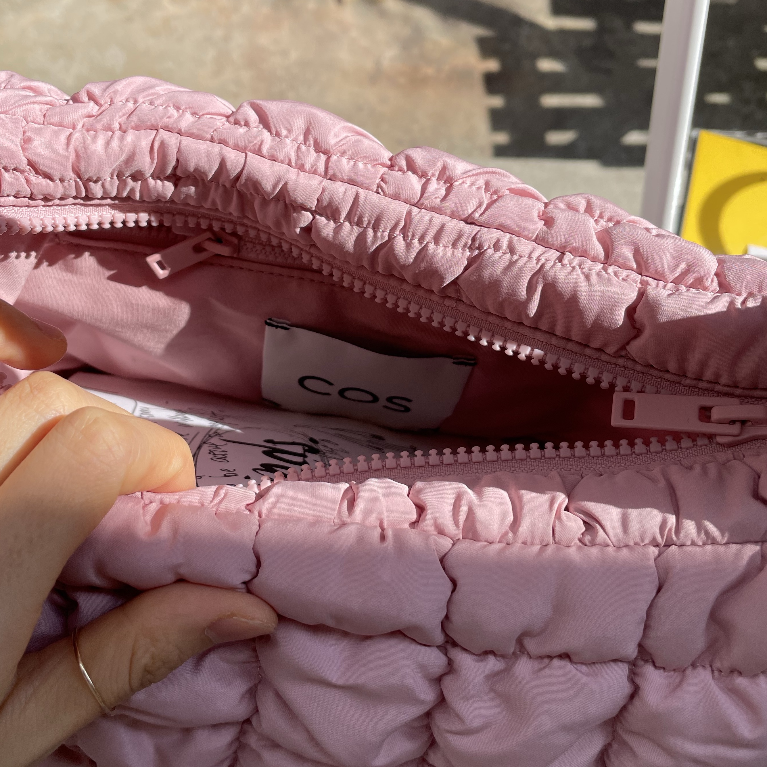COS Quilted Mini Bag Pink 착용 스타일 - 3