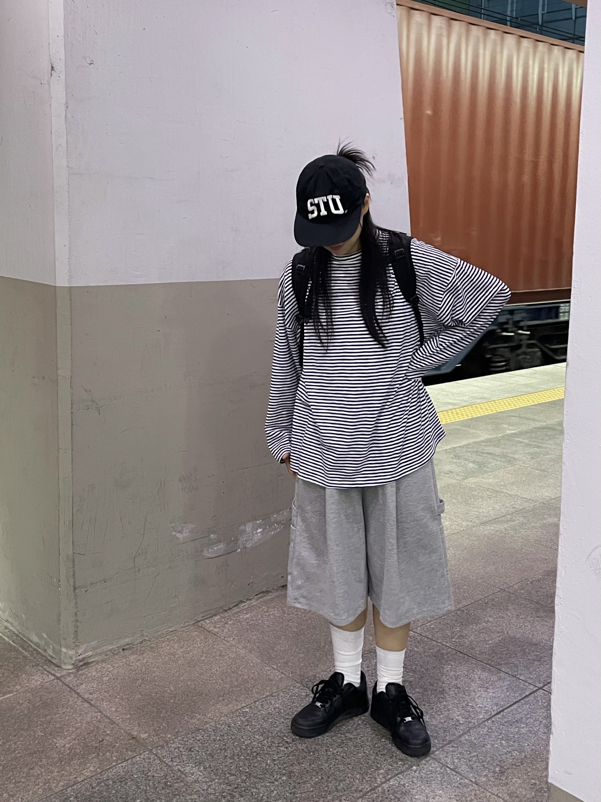 스투시 스투 아치 스트랩백 캡 블랙, 나이키 x 슈프림 에어포스 1 로우 블랙 착용 스타일 - 1