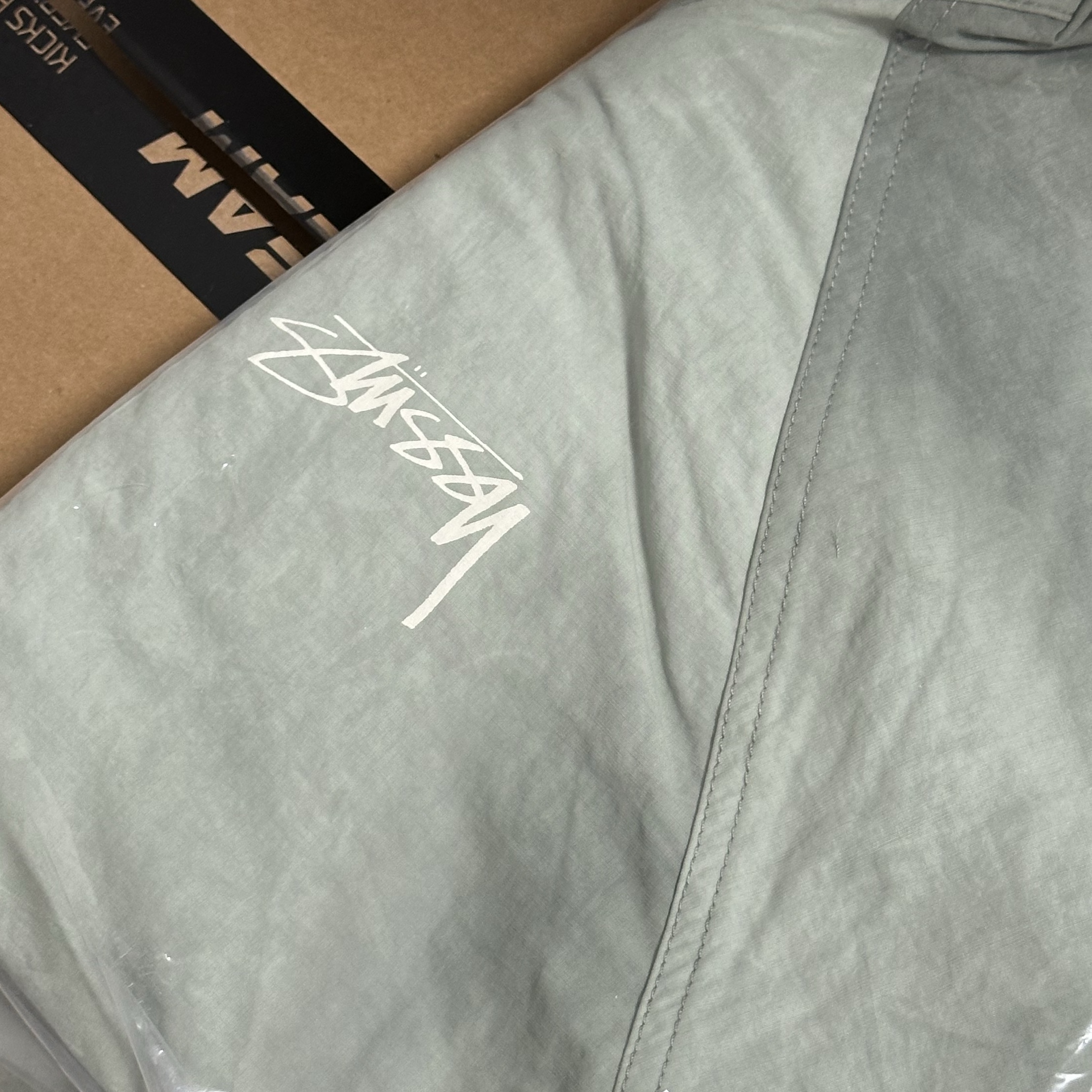 Stussy Wave Dye Beach Shell Jacket Sage 착용 스타일