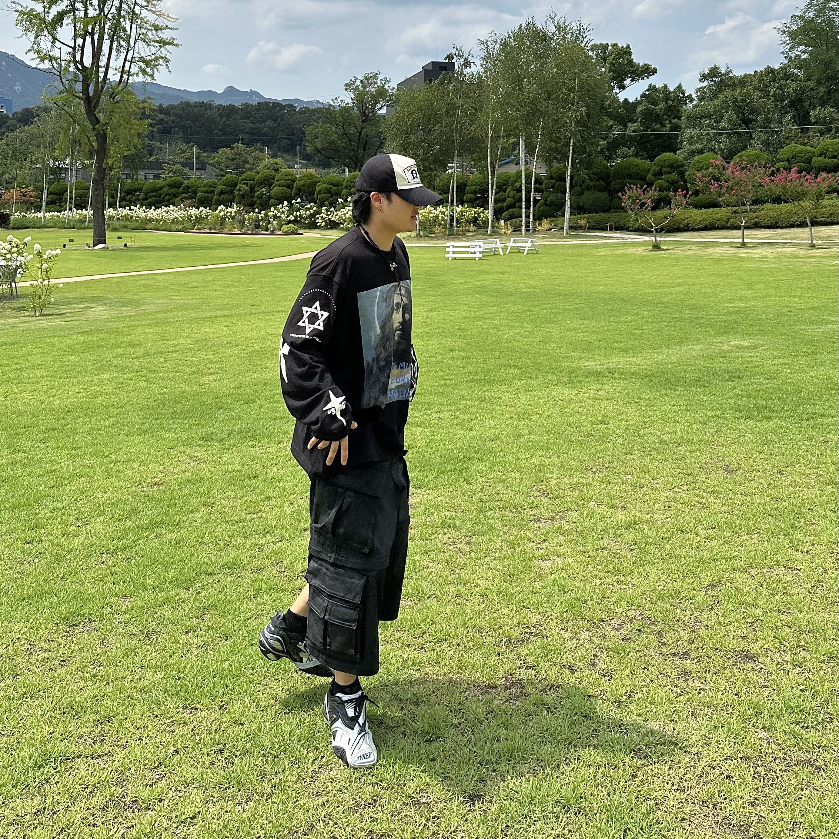 [KREAM 단독] Ourpas 061 Saint Long Sleeve Black, Our Legacy Ladon Leather Keychain Black 착용 스타일 - 1