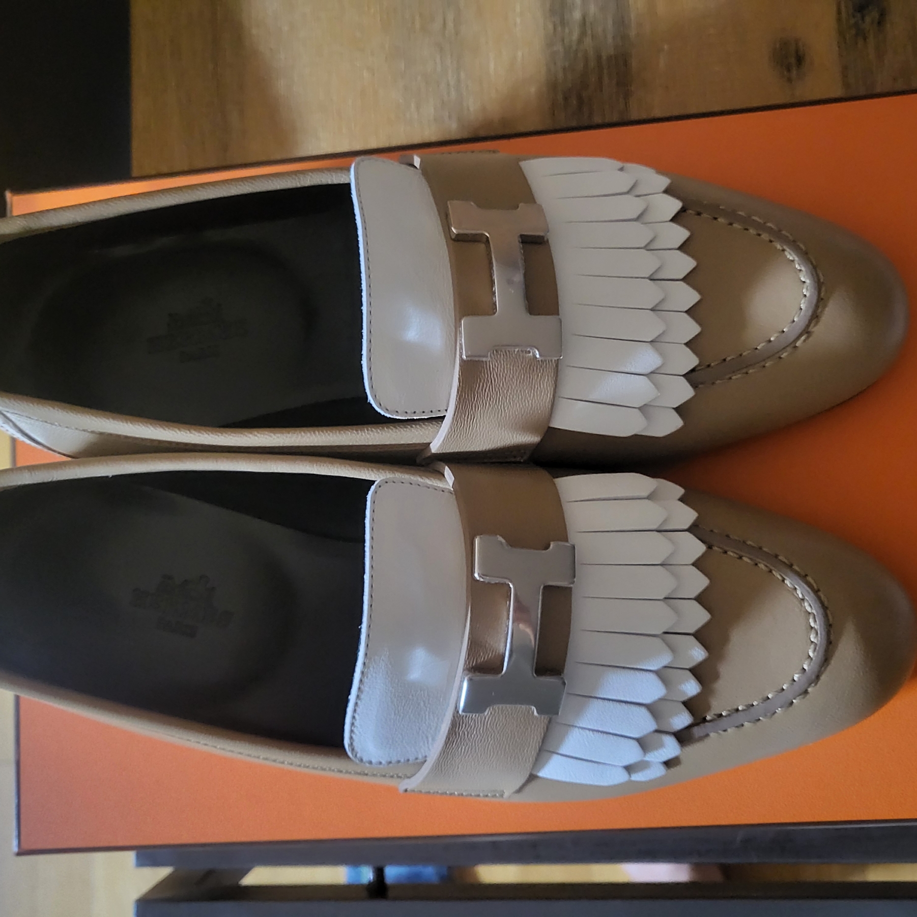 (W) Hermes Royal Loafer Goatskin Calfskin & Palladium Beige Argile Blanc 착용 스타일 - 3