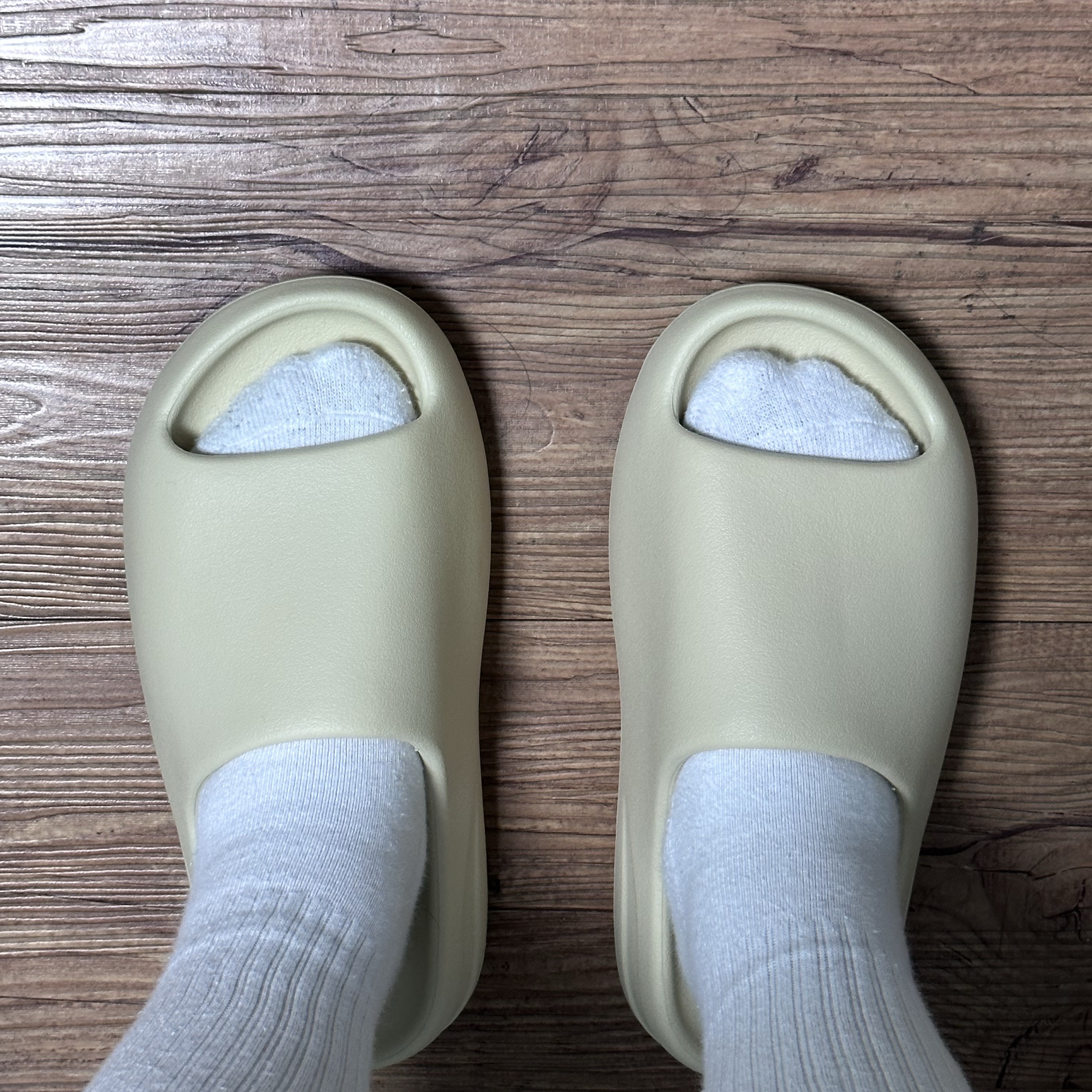 Adidas Yeezy Slide Bone 2022/2023 착용 스타일