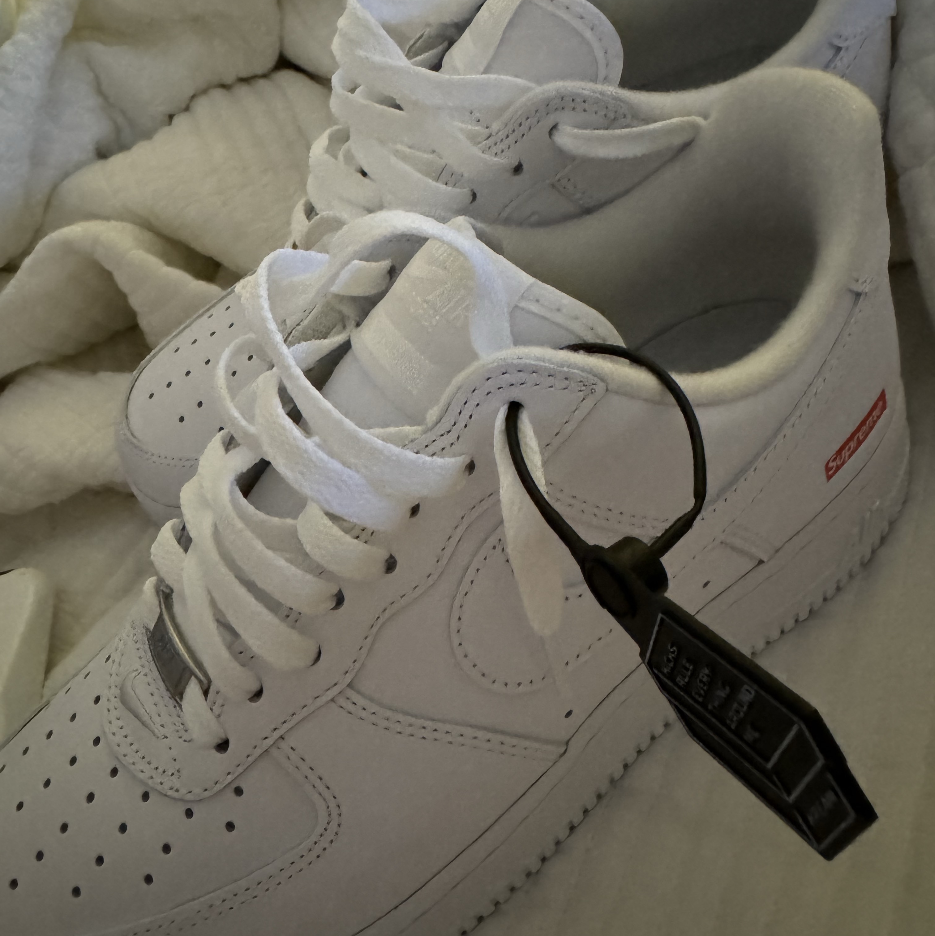 Nike x Supreme Air Force 1 Low White 착용 스타일