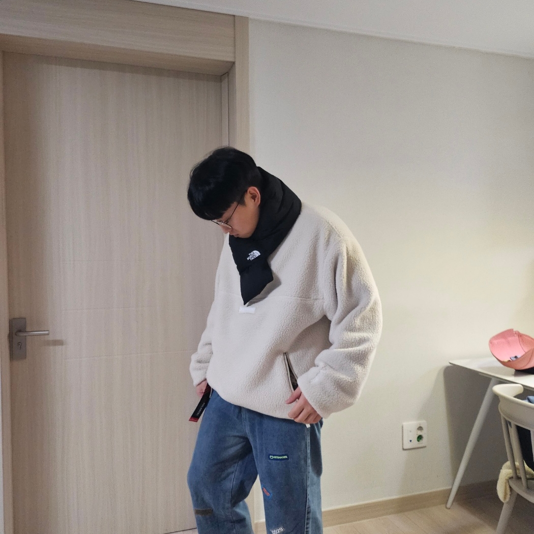 Supreme Polartec Shearling Reversible Pullover Natural - 23FW, The North Face White Label T-Ball Muffler Black 착용 스타일 - 2