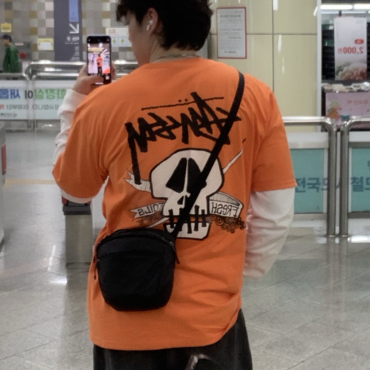 Stussy Fresh Foils T-Shirt Coral 착용 스타일