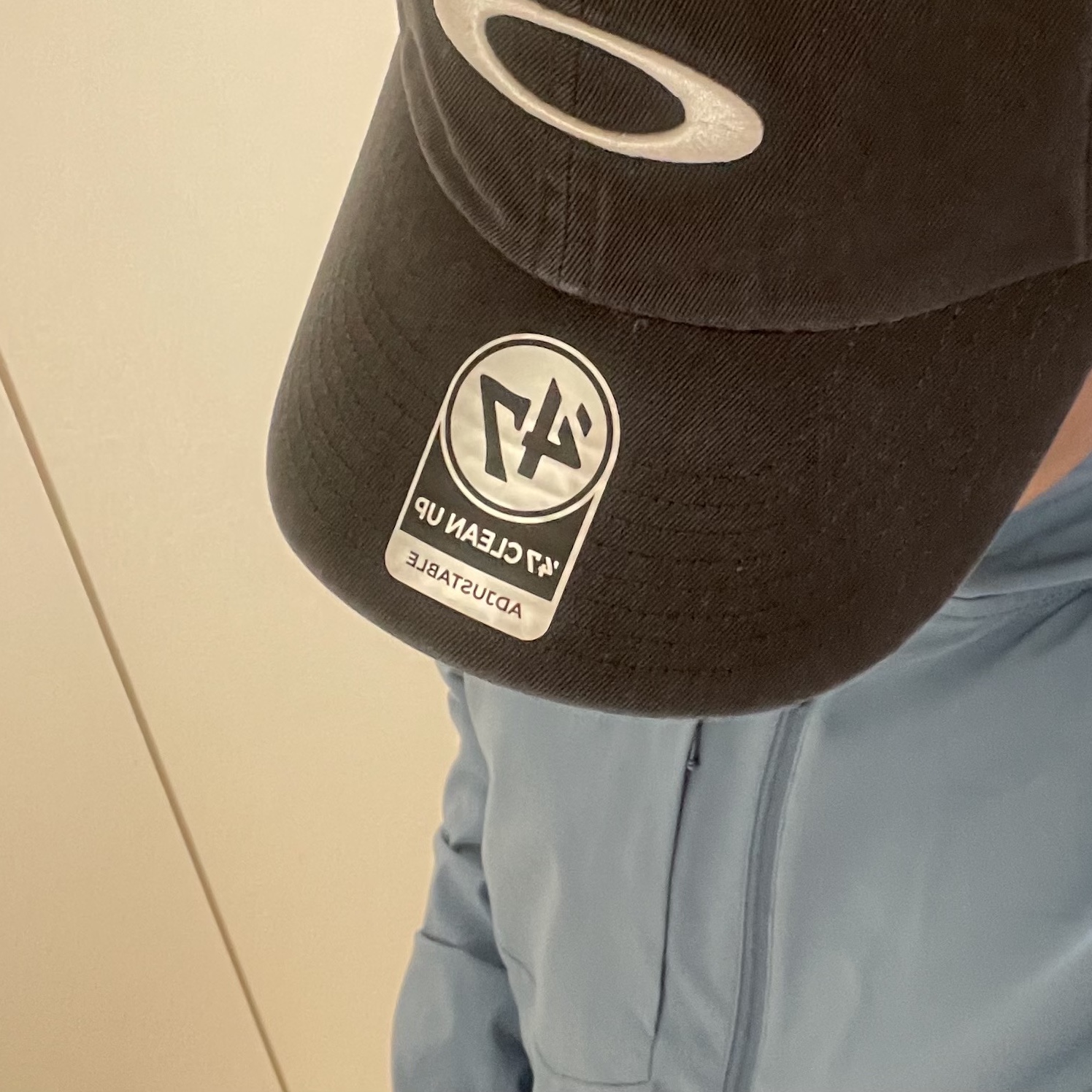 Oakley Remix Dad Hat Blackout 착용 스타일