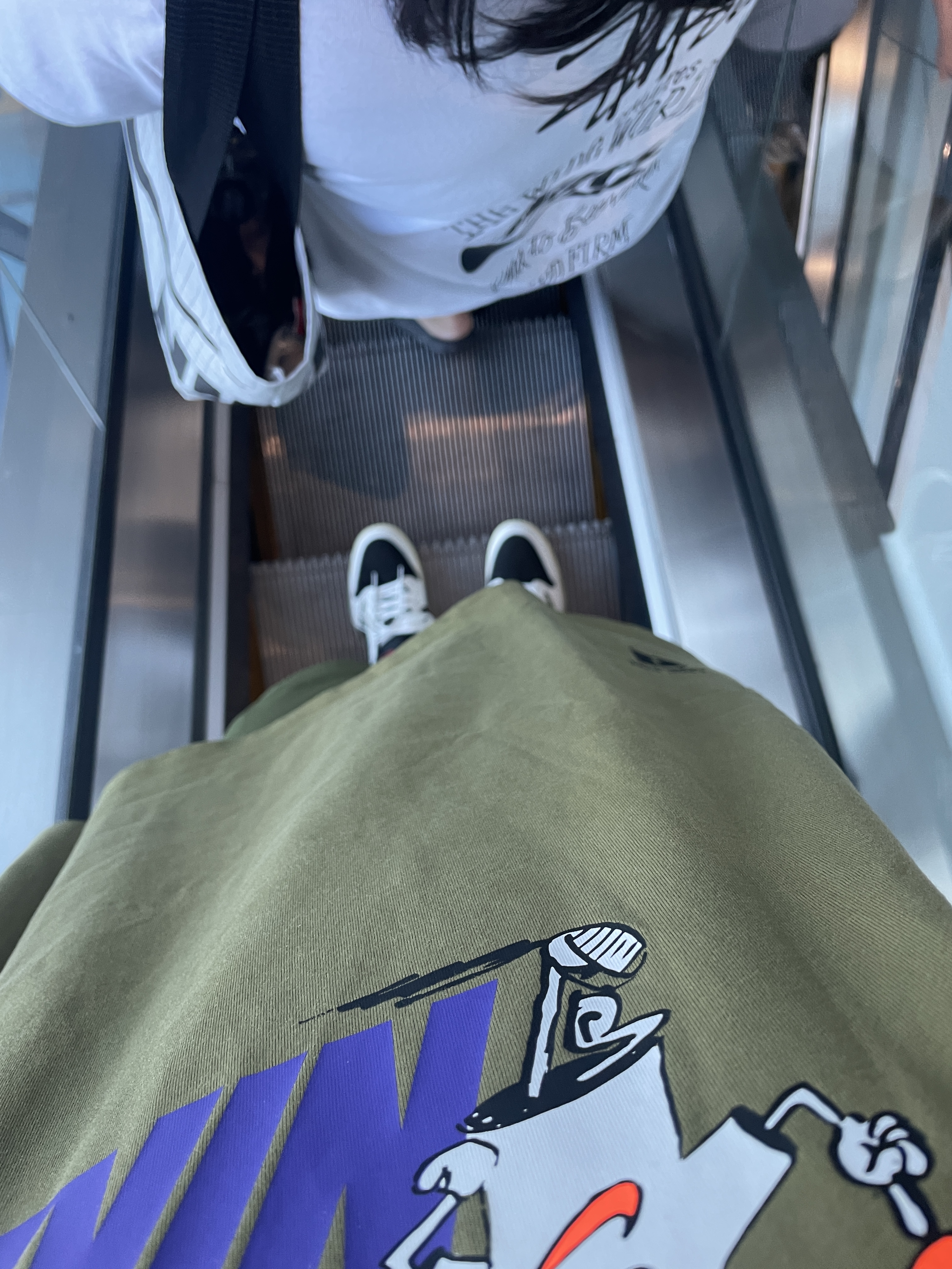 Nike x Stussy T-Shirt White (DV1774-100), (W) Jordan 1 x Travis Scott Retro Low OG SP Medium Olive 착용 스타일