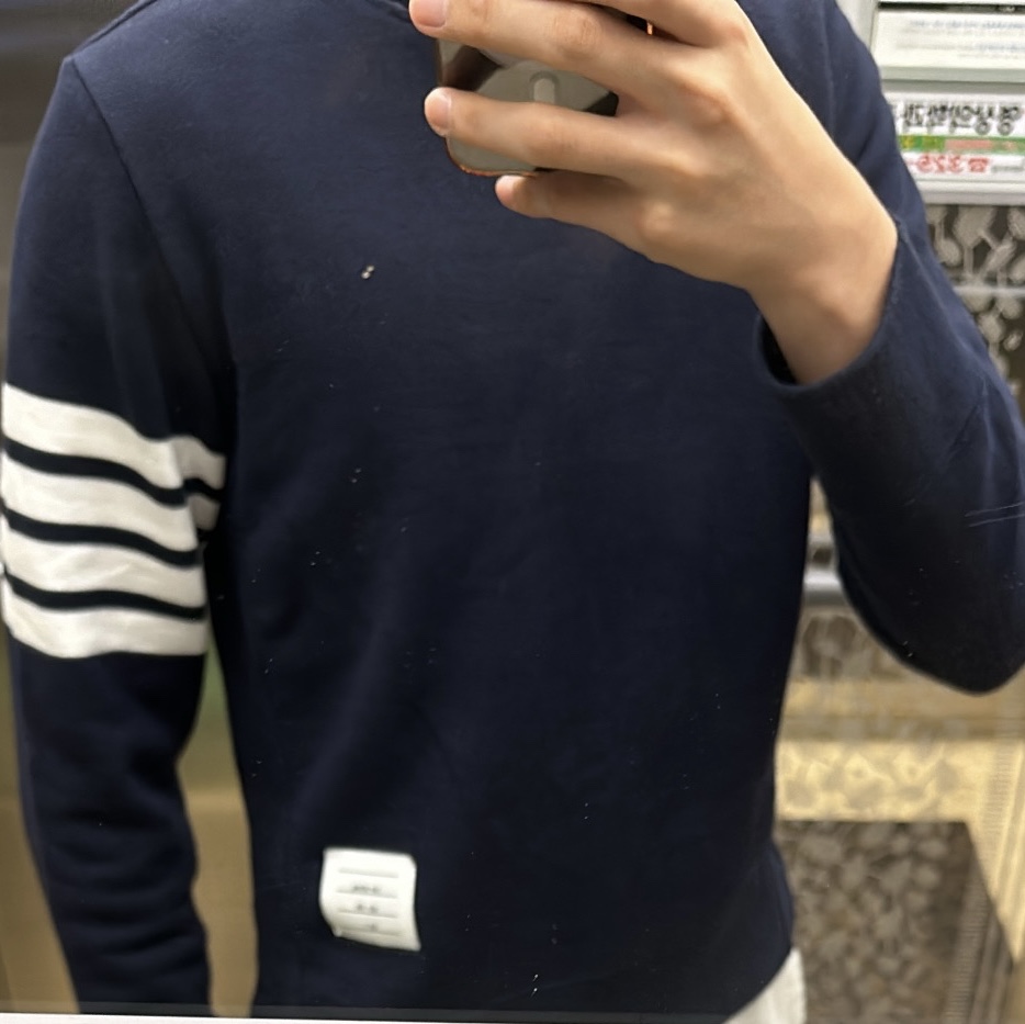 Thom Browne Engineered 4-Bar Sweatshirt Navy 착용 스타일