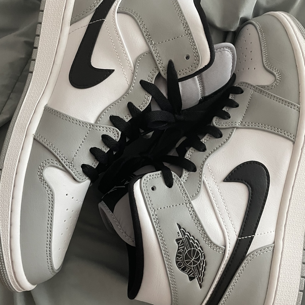 Jordan 1 Mid Light Smoke Grey 착용 스타일
