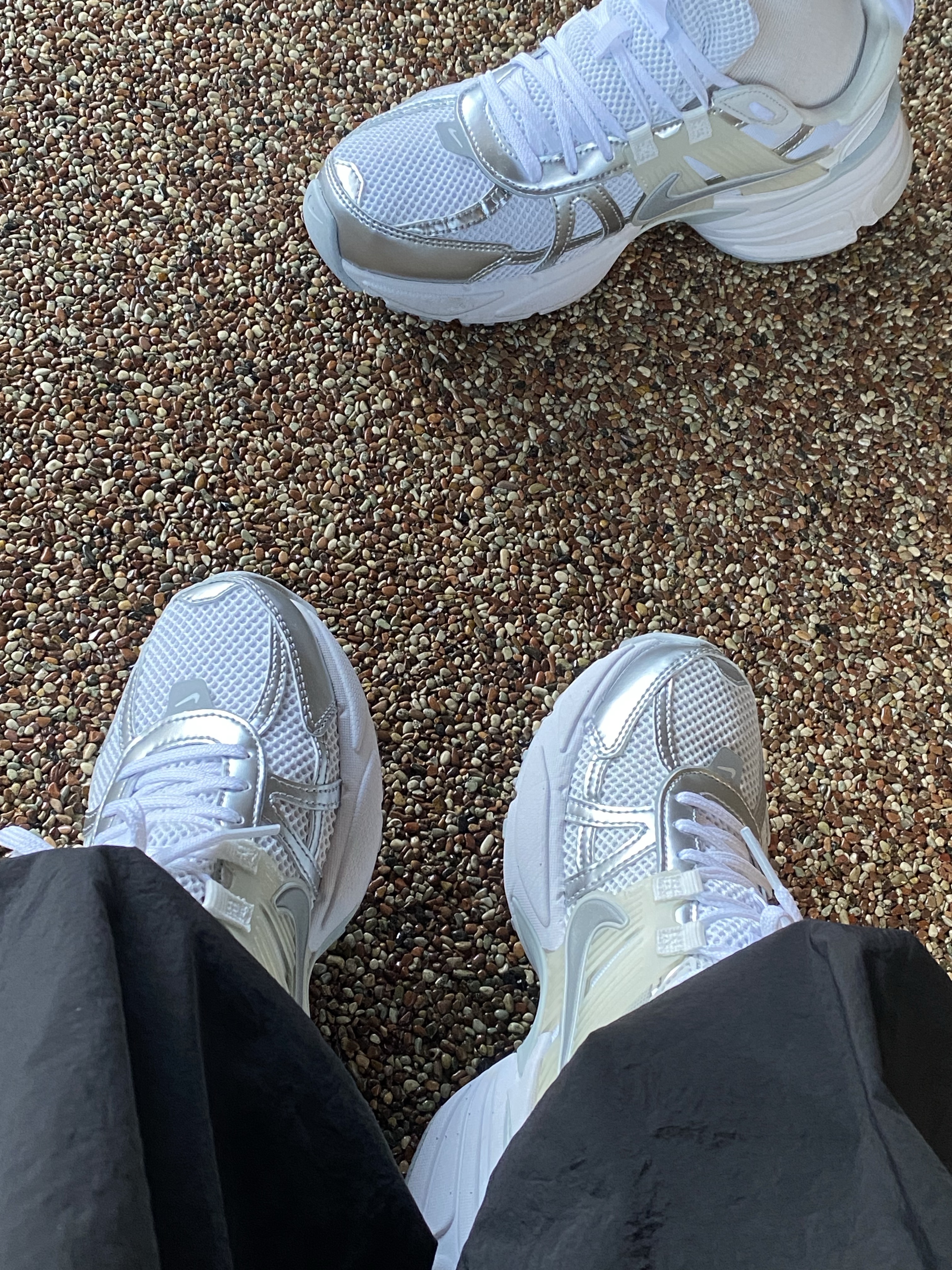 Nike V2K Run Metallic Silver White 착용 스타일