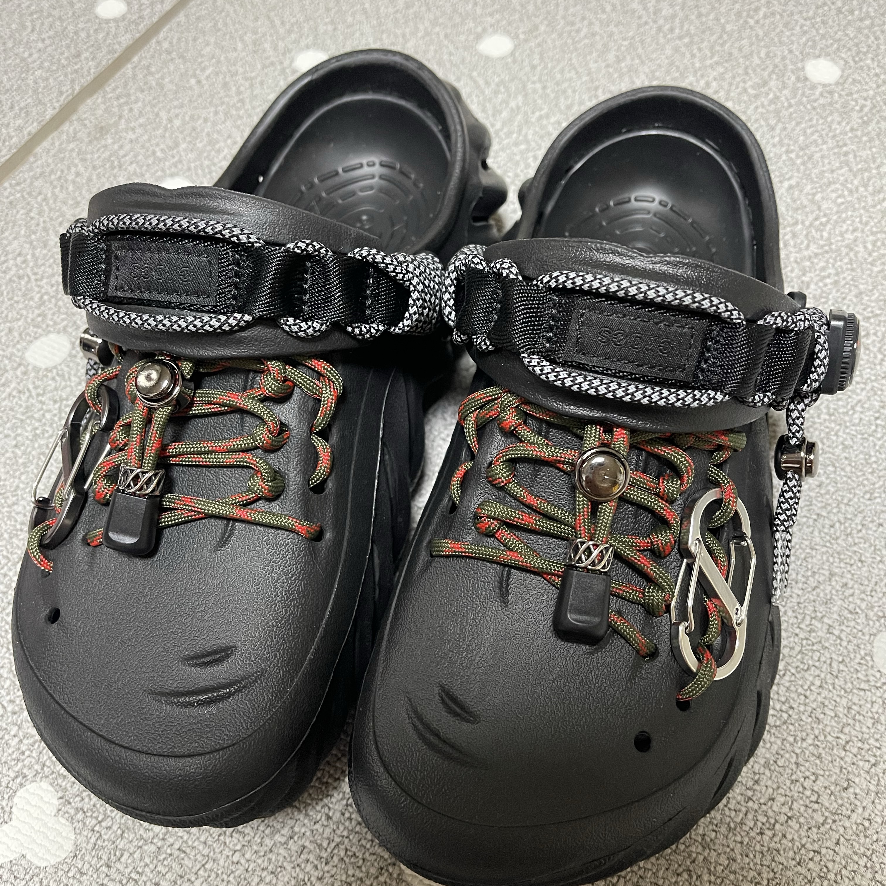 Crocs Echo Clog Black 착용 스타일