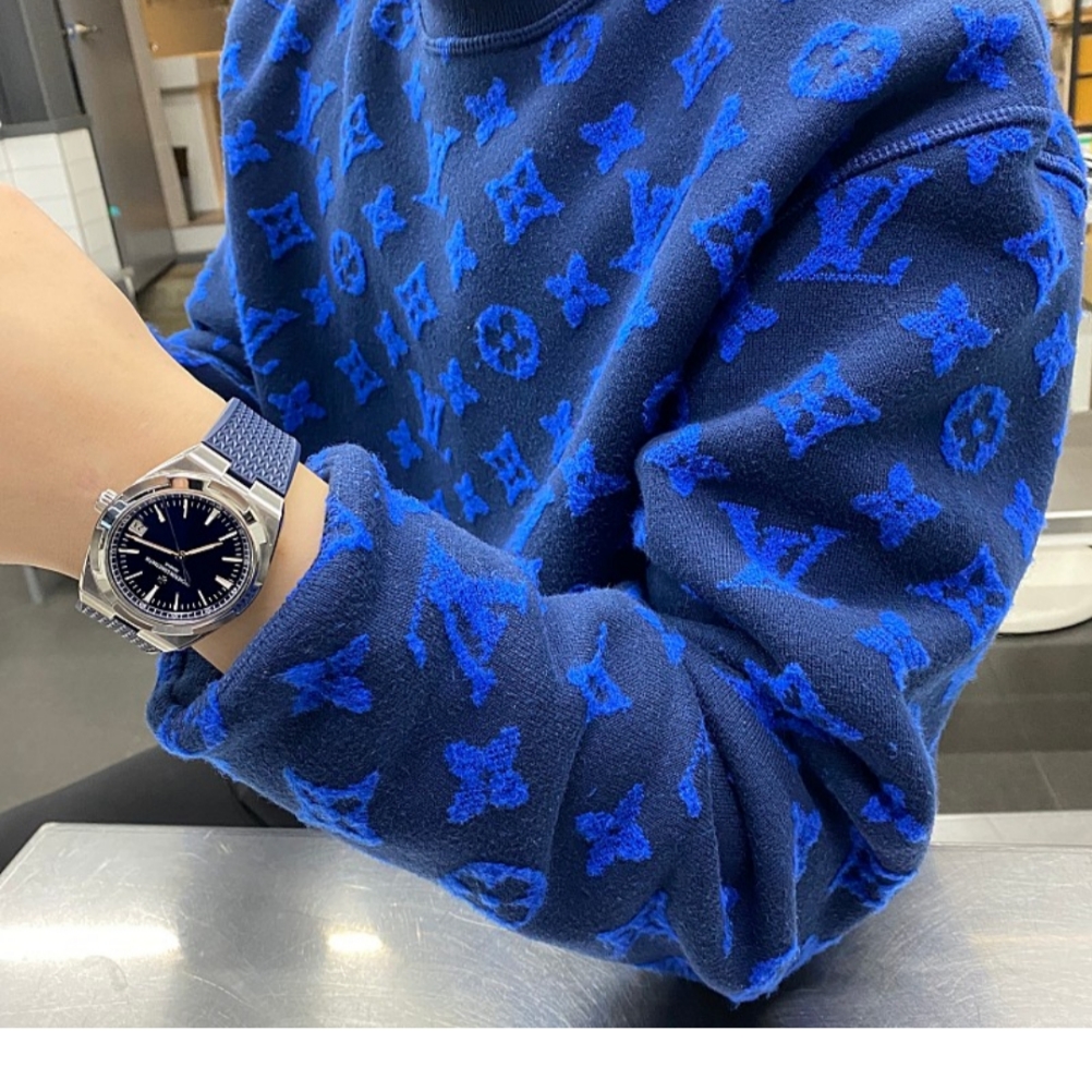 Vacheron Constantin Overseas 41mm Caliber 5100 Steel Blue 착용 스타일