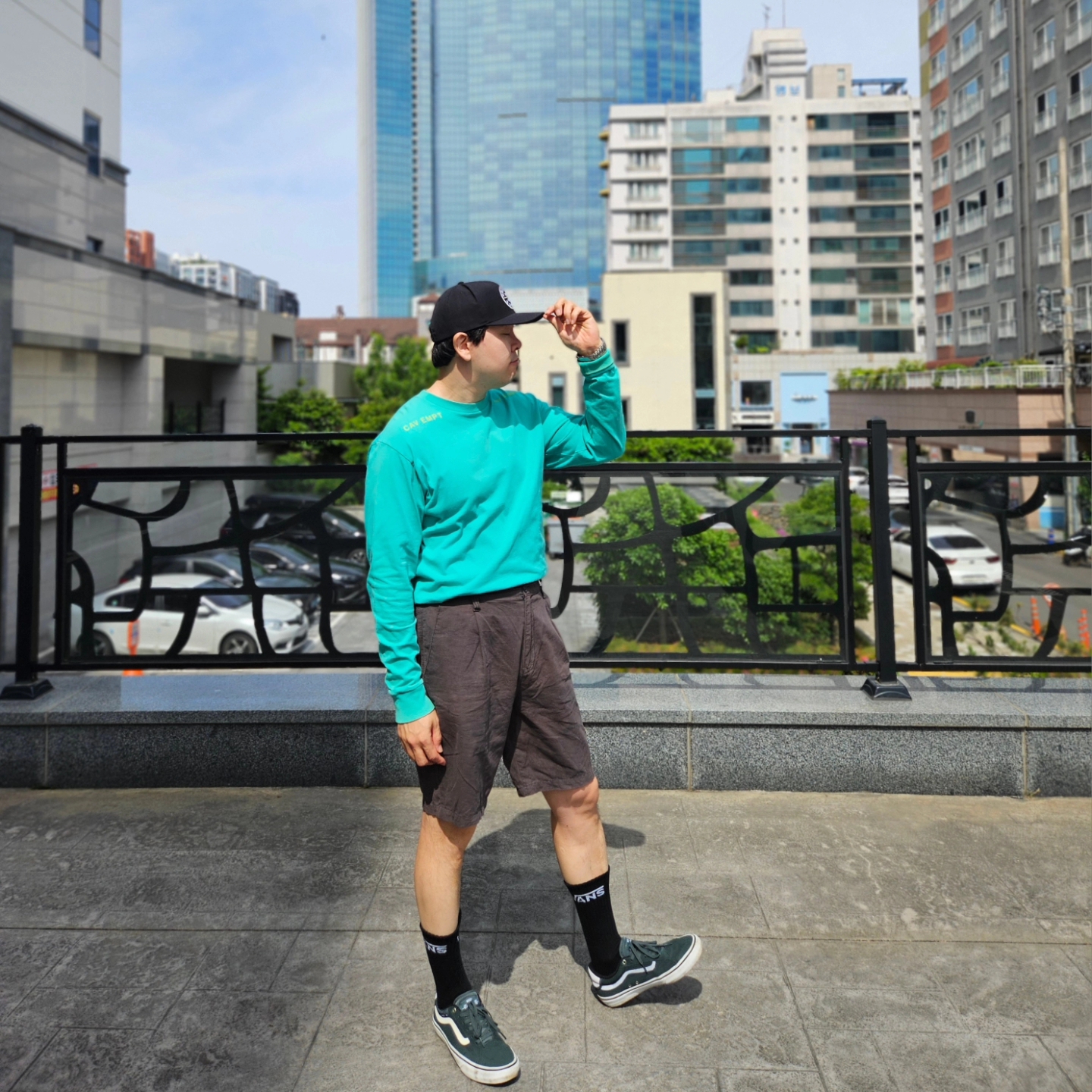 오메가 씨마스터 플래닛 오션 600M 코 액시얼 마스터 크로노미터 스틸 블랙 착용 스타일 - 1
