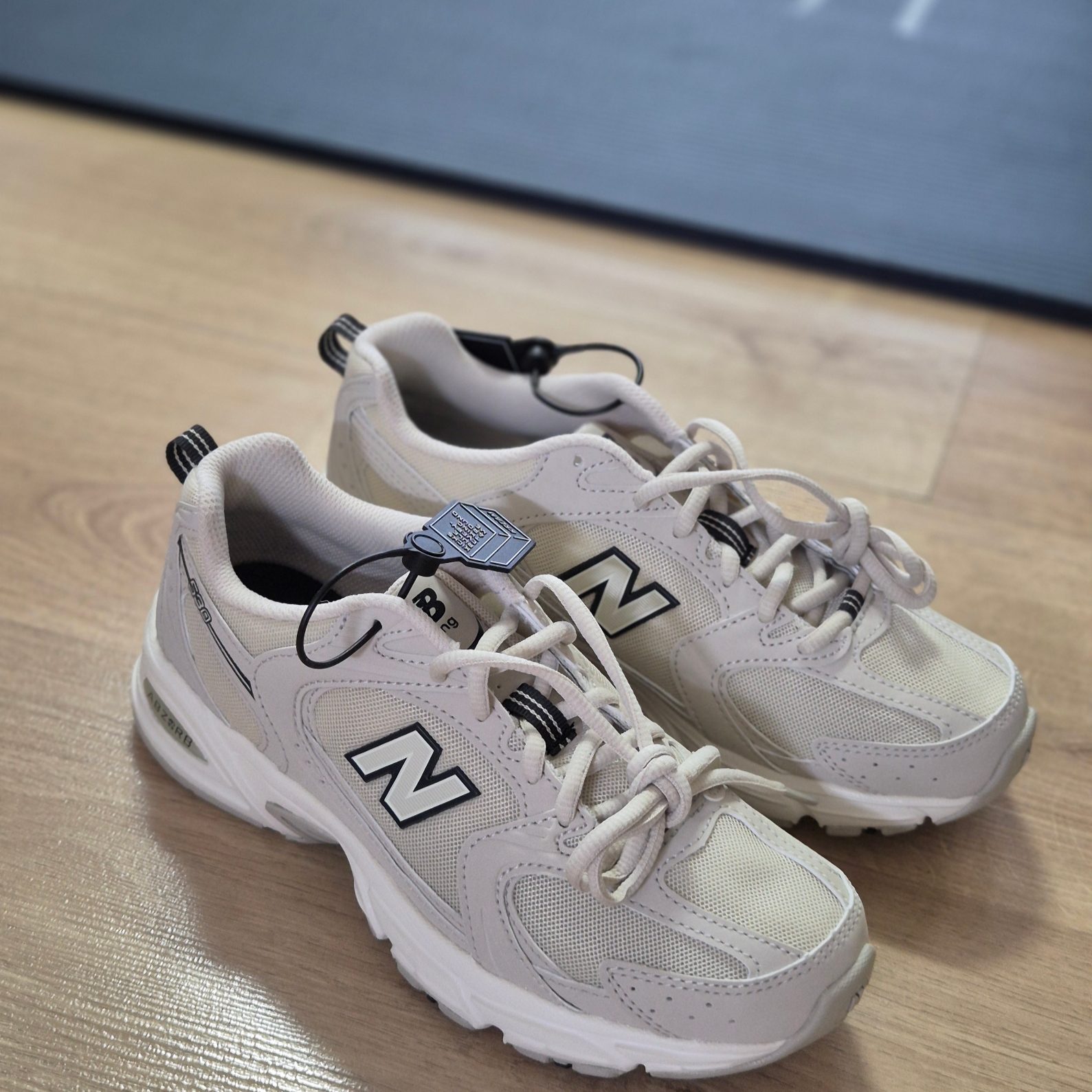 New Balance 530 Ivory 착용 스타일
