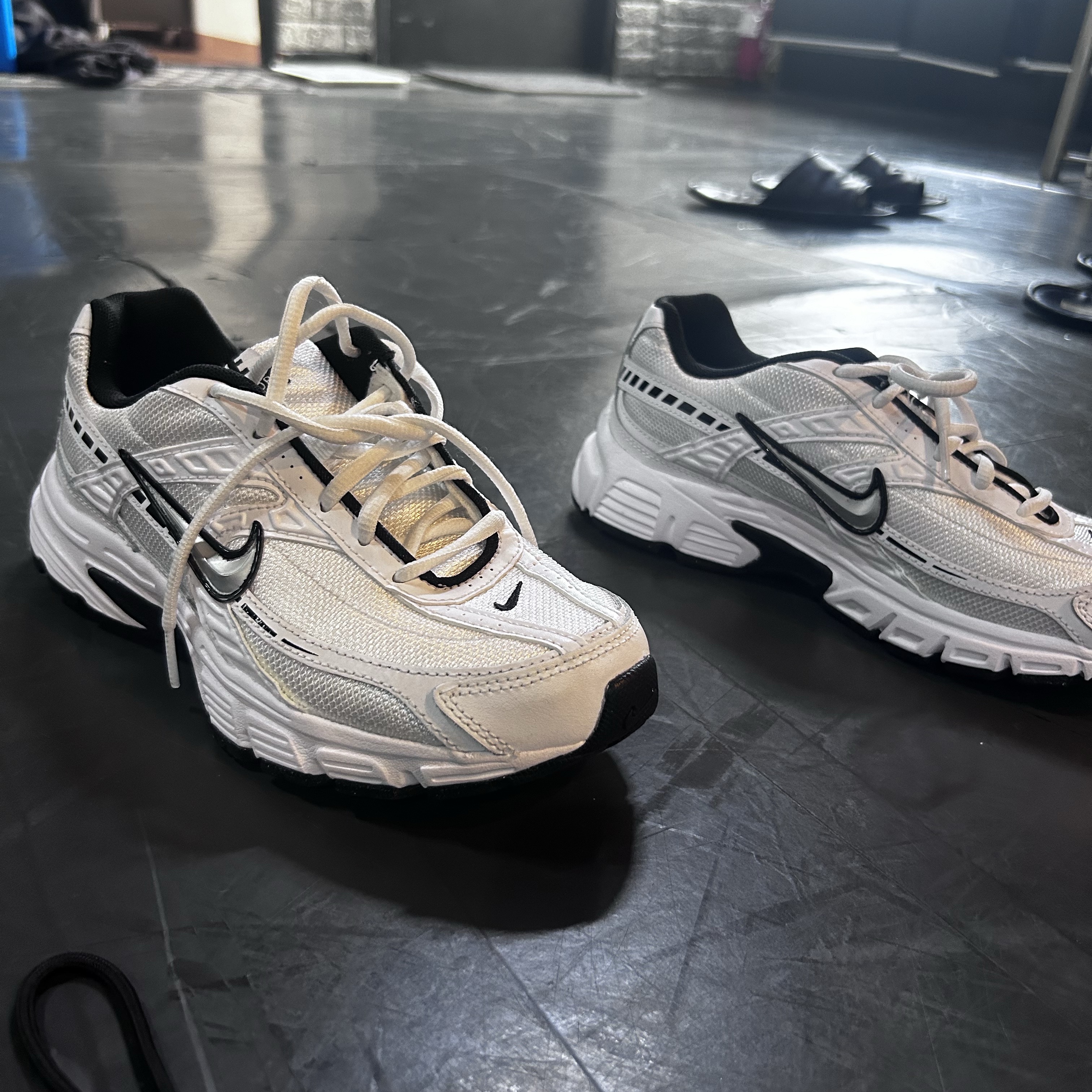 (W) Nike Initiator White Black 착용 스타일