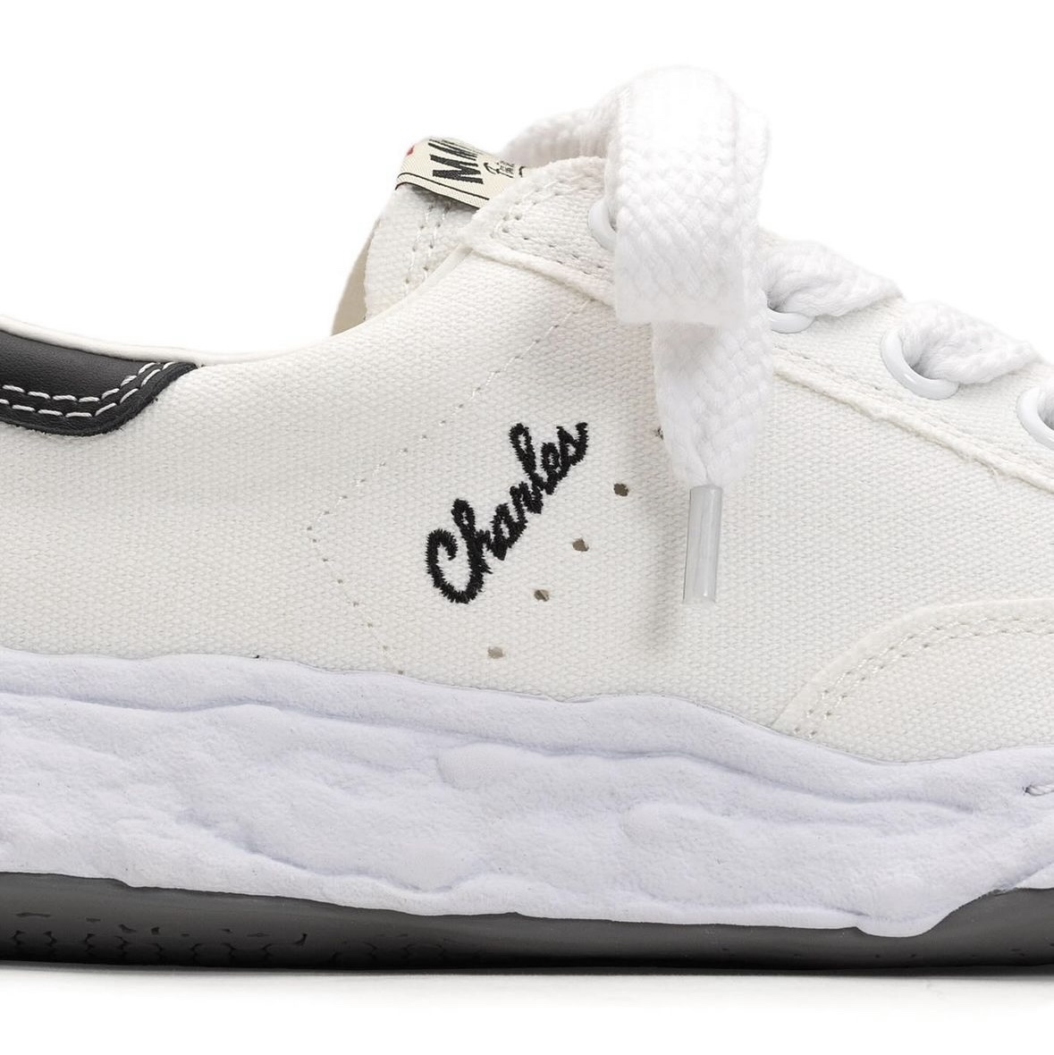 Maison Mihara Yasuhiro Charles OG Sole Canvas Low-top Sneakers White 착용 스타일 - 3