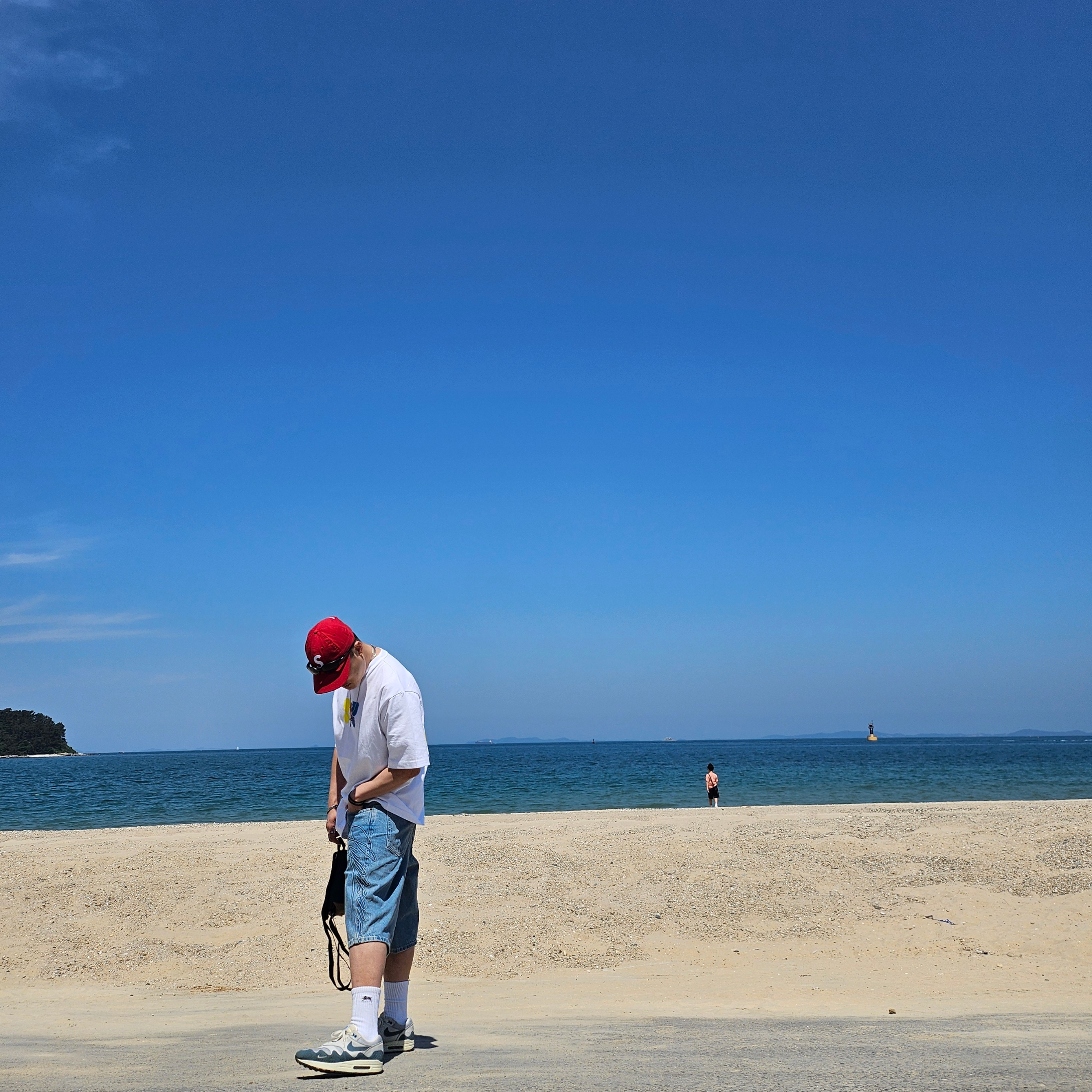 Supreme Seersucker S Logo 6-Panel Red - 24SS, Supreme Script Baggy Denim Short Washed Indigo - 24SS 착용 스타일 - 3