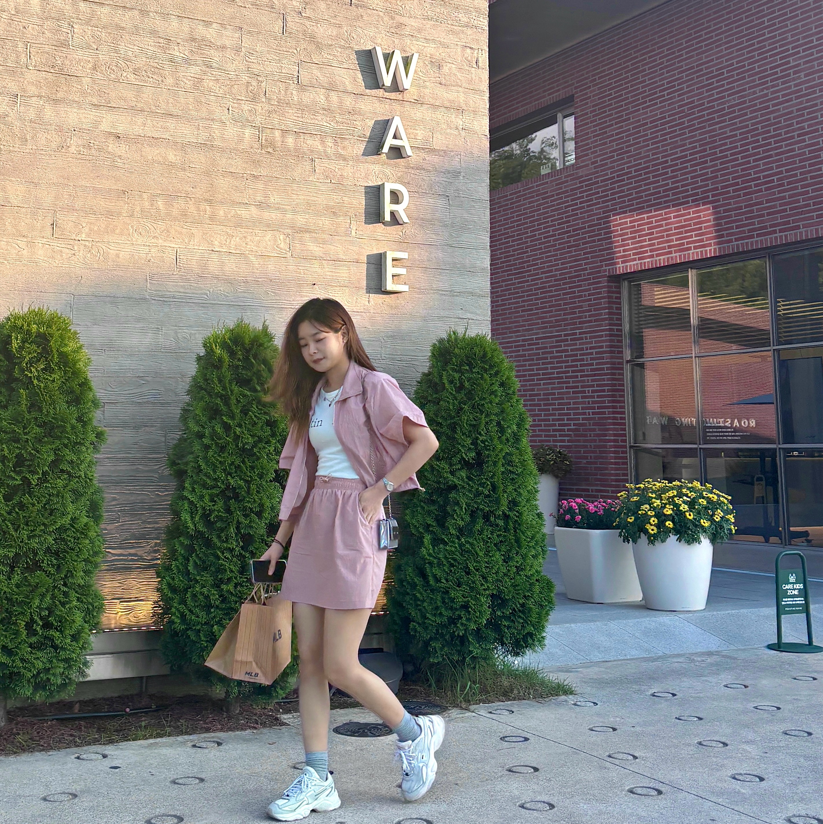 (W) Matin Kim Logo Crop Top White, Matin Kim Accordion Mini Bag Silver 착용 스타일 - 2