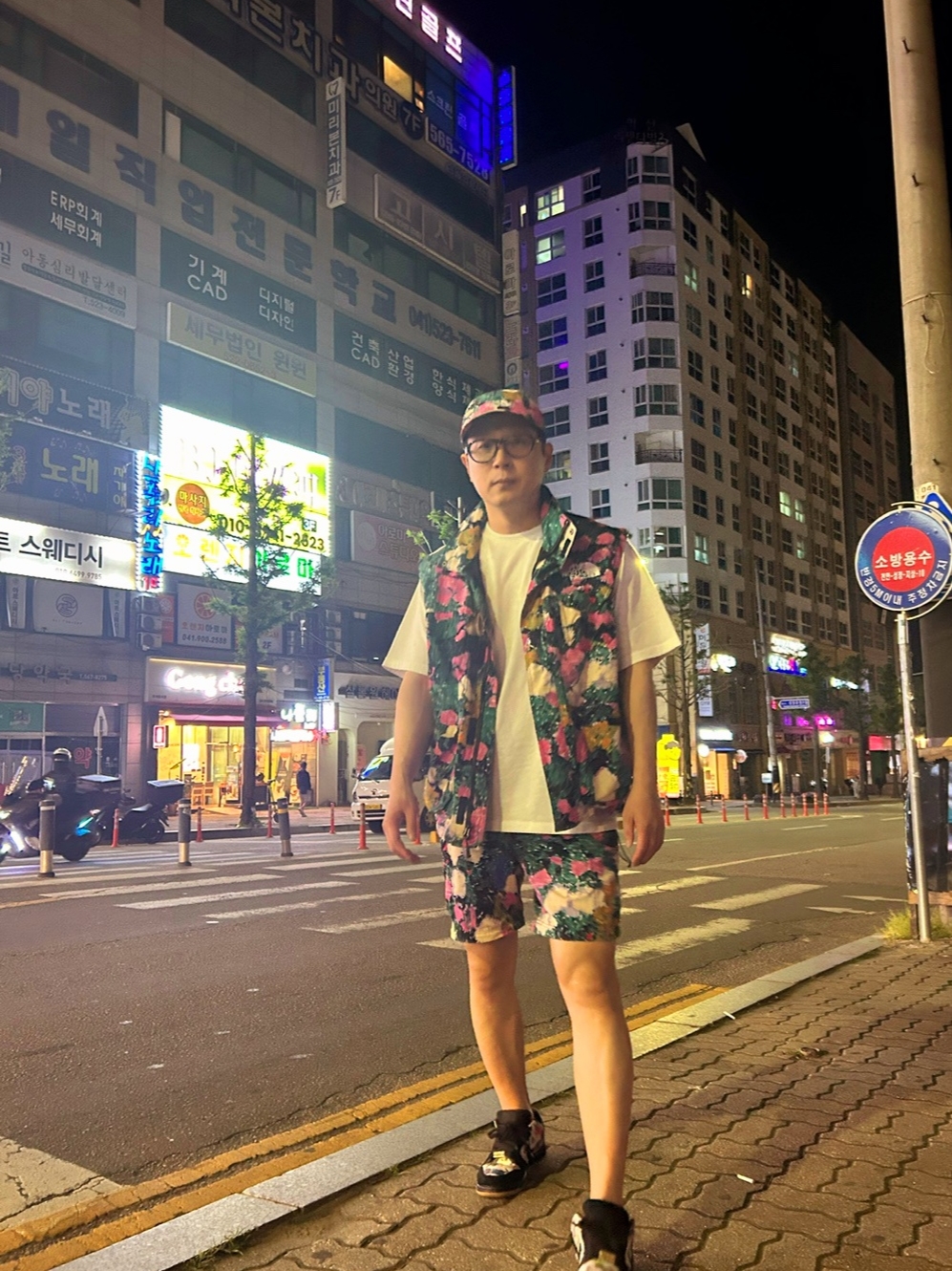Supreme x The North Face Trekking Zip-Off Belted Pants Flowers - 22SS, Supreme x The North Face Trekking Convertible Jacket Flowers - 22SS 착용 스타일 - 2