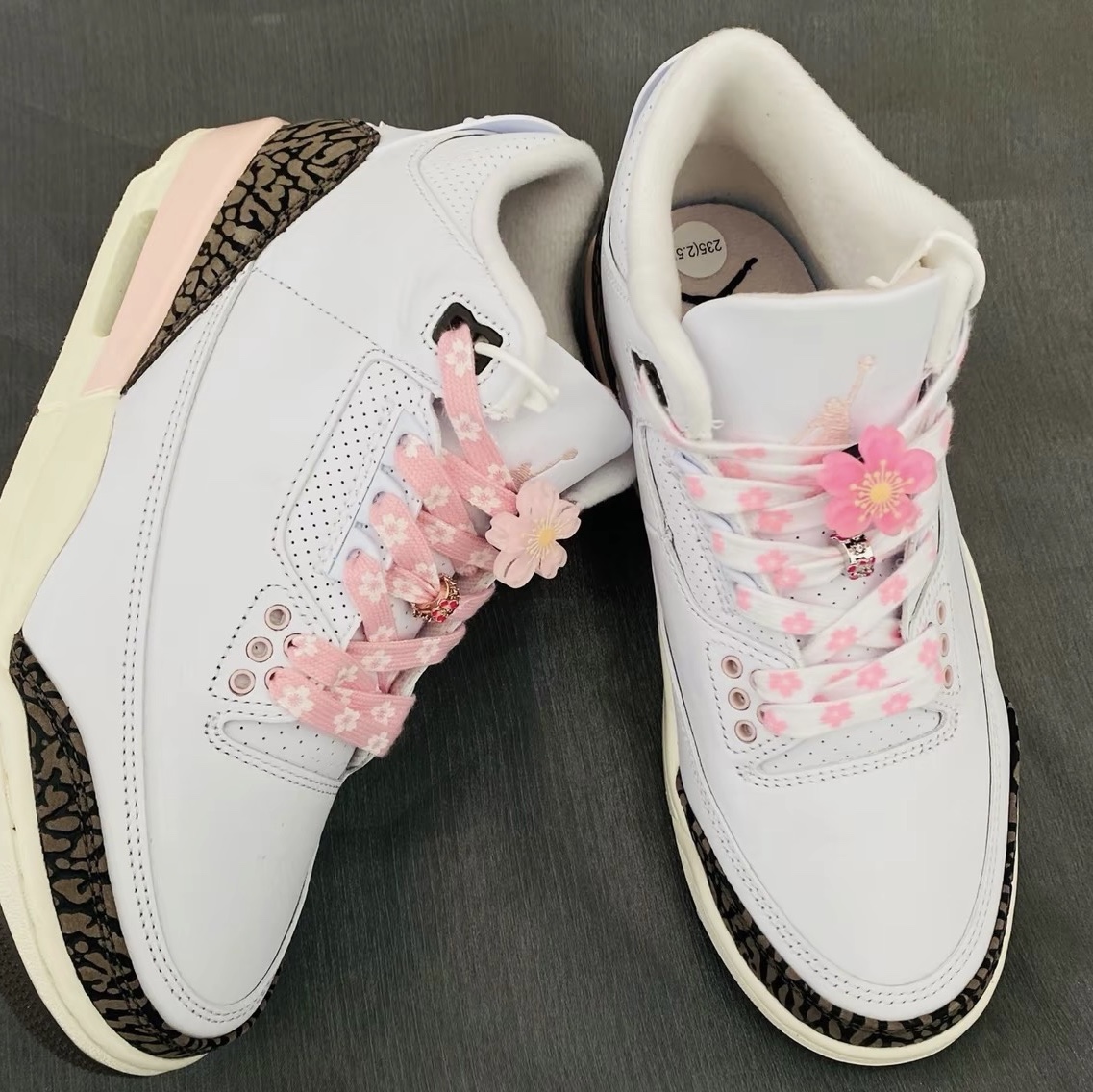 (W) Jordan 3 Retro Dark Mocha 착용 스타일 - 1
