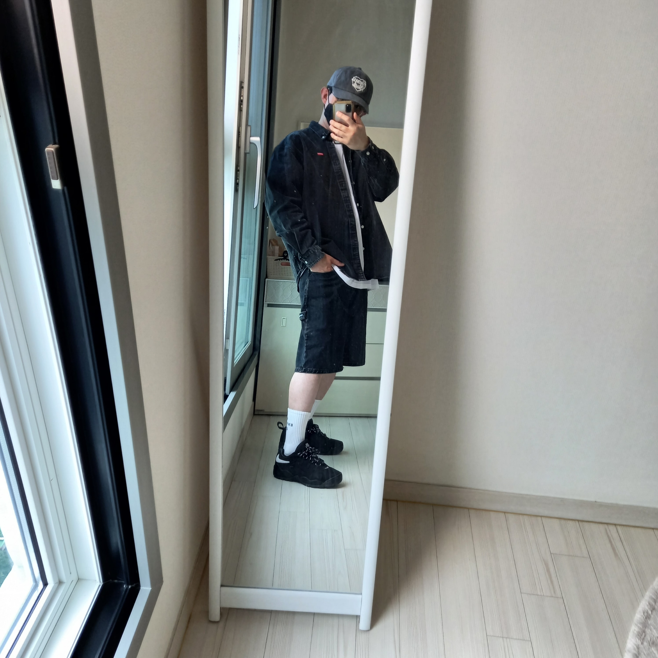Supreme Pigment Canvas S Logo 6-Panel Black - 23SS, Supreme Small Box Shirt Washed Black - 24SS 착용 스타일 - 4