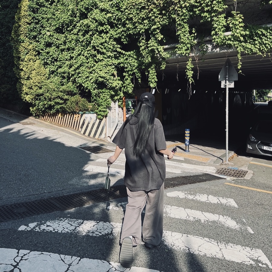 Stussy Pigment Dyed Stussy No.4 T-Shirt Black, Adidas Yeezy Slide Slate Grey 착용 스타일