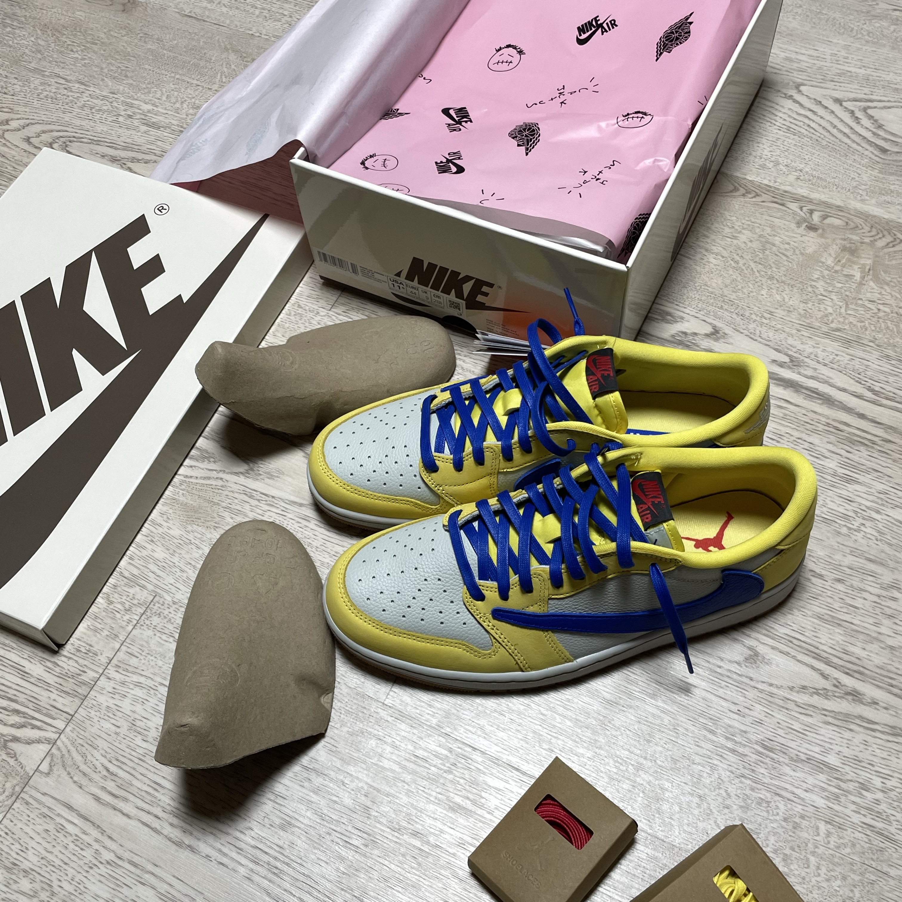 (W) Jordan 1 x Travis Scott Retro Low OG SP Canary 착용 스타일 - 1