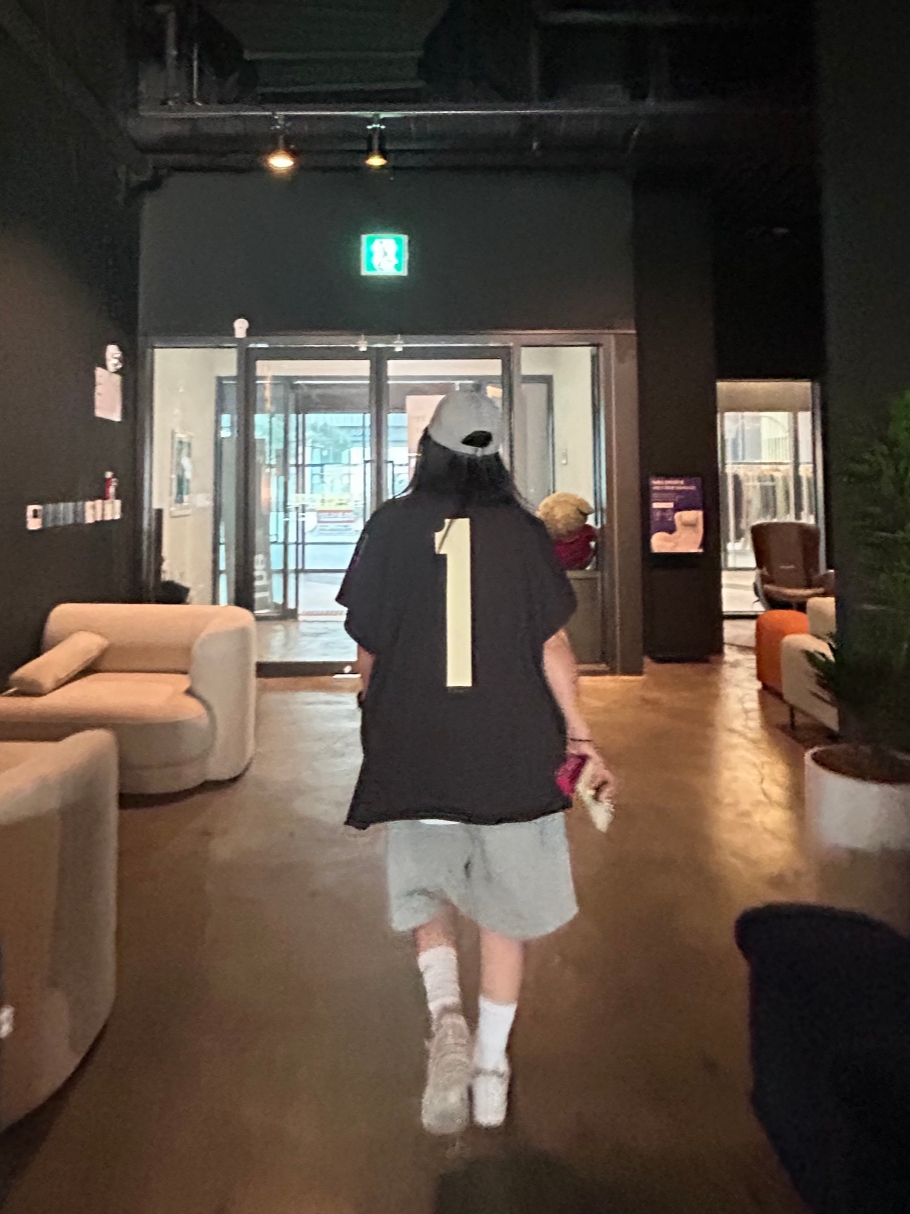 Yeezy One Box T-Shirt Black, Nike Heritage 86 Futura Washed Cap Particle Grey 착용 스타일 - 2