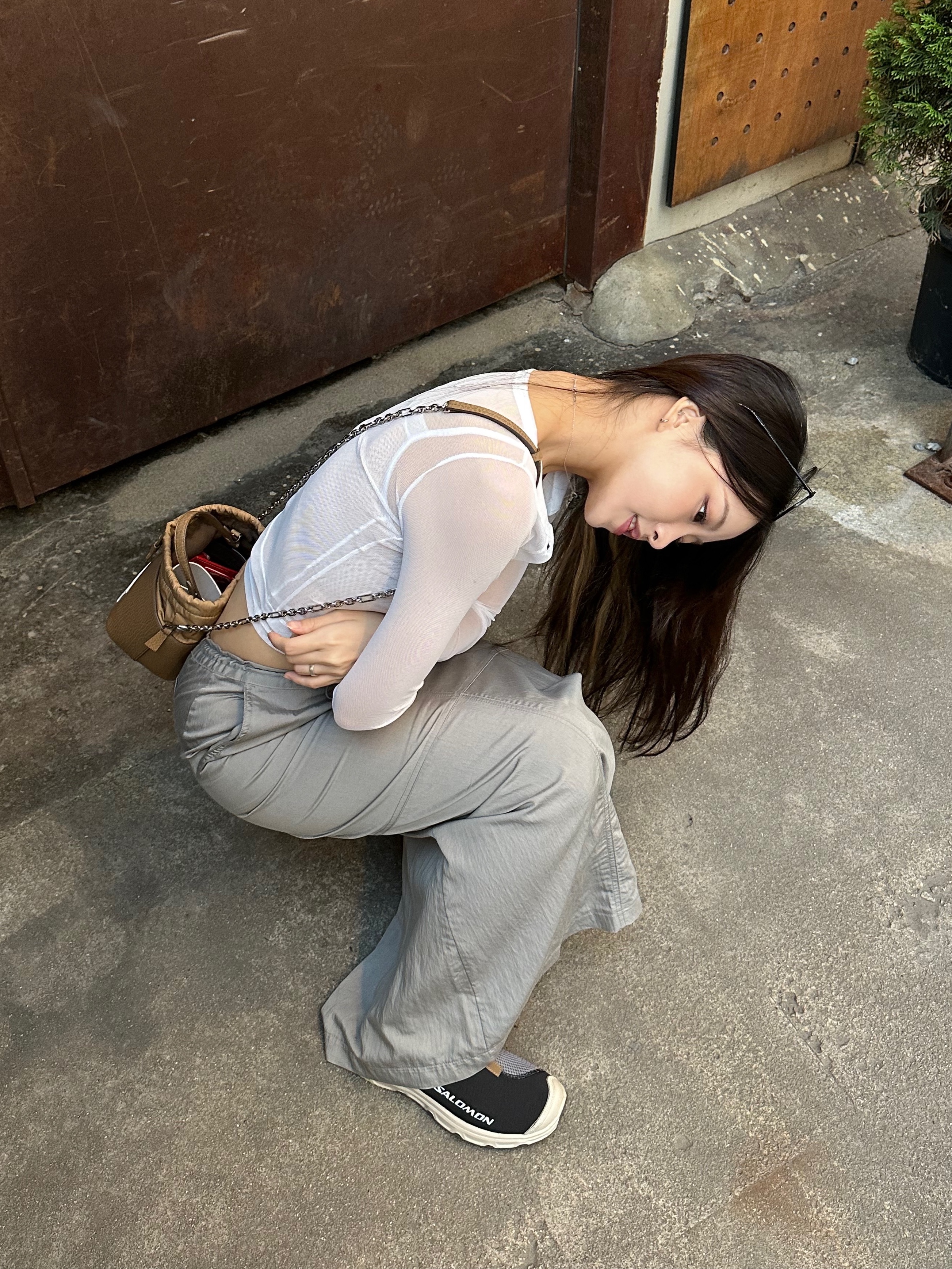 Maison Margiela 5AC Small Bucket Bag Camel, Salomon RX Slide 3.0 Black Plum Kitten 착용 스타일 - 1